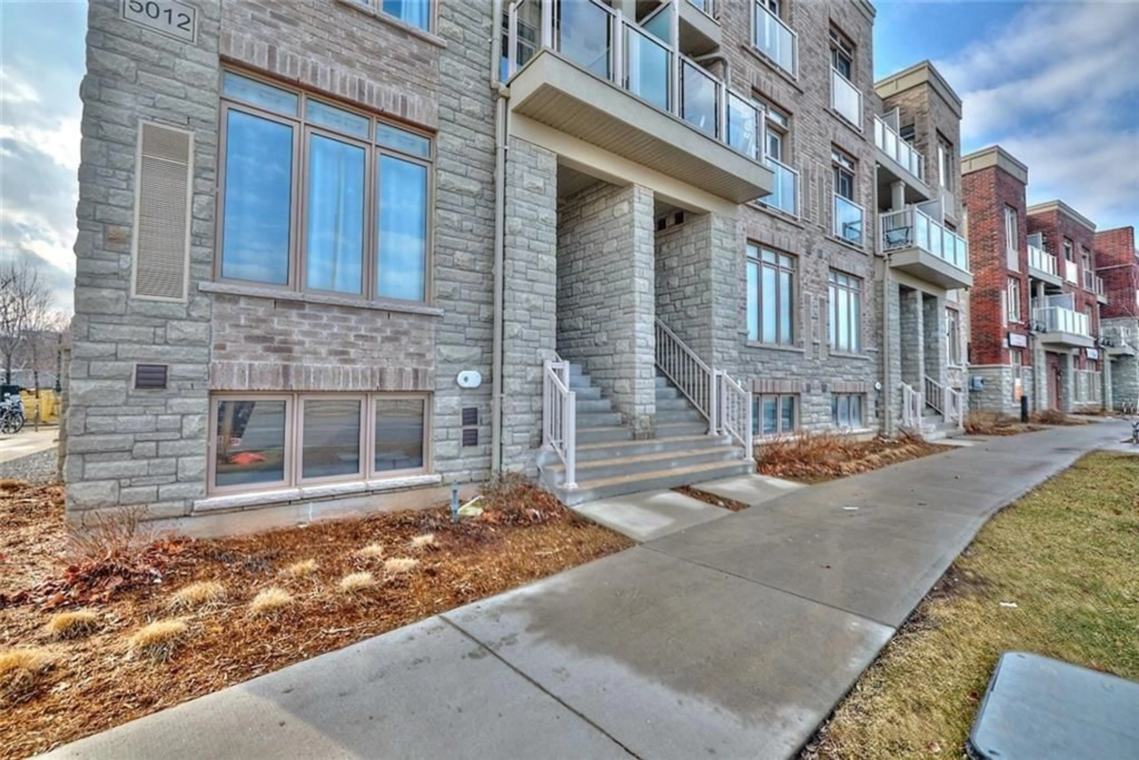 A pic from exterior of the house or condo for 5012 Serena Dr #1, Beamsville Ontario L0R 1B2