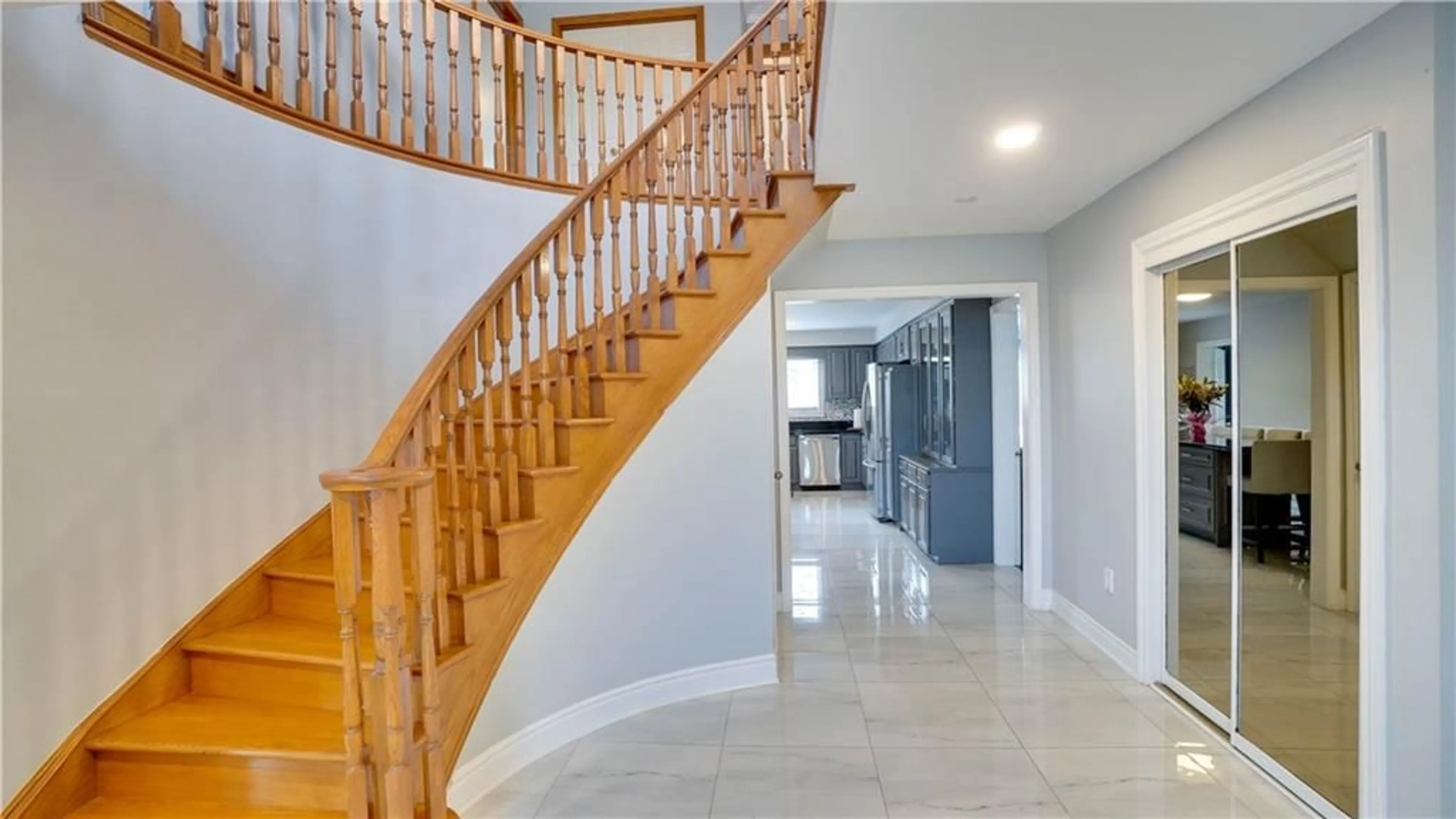 Indoor foyer for 66 GLEN CANNON Dr, Stoney Creek Ontario L8G 4E1