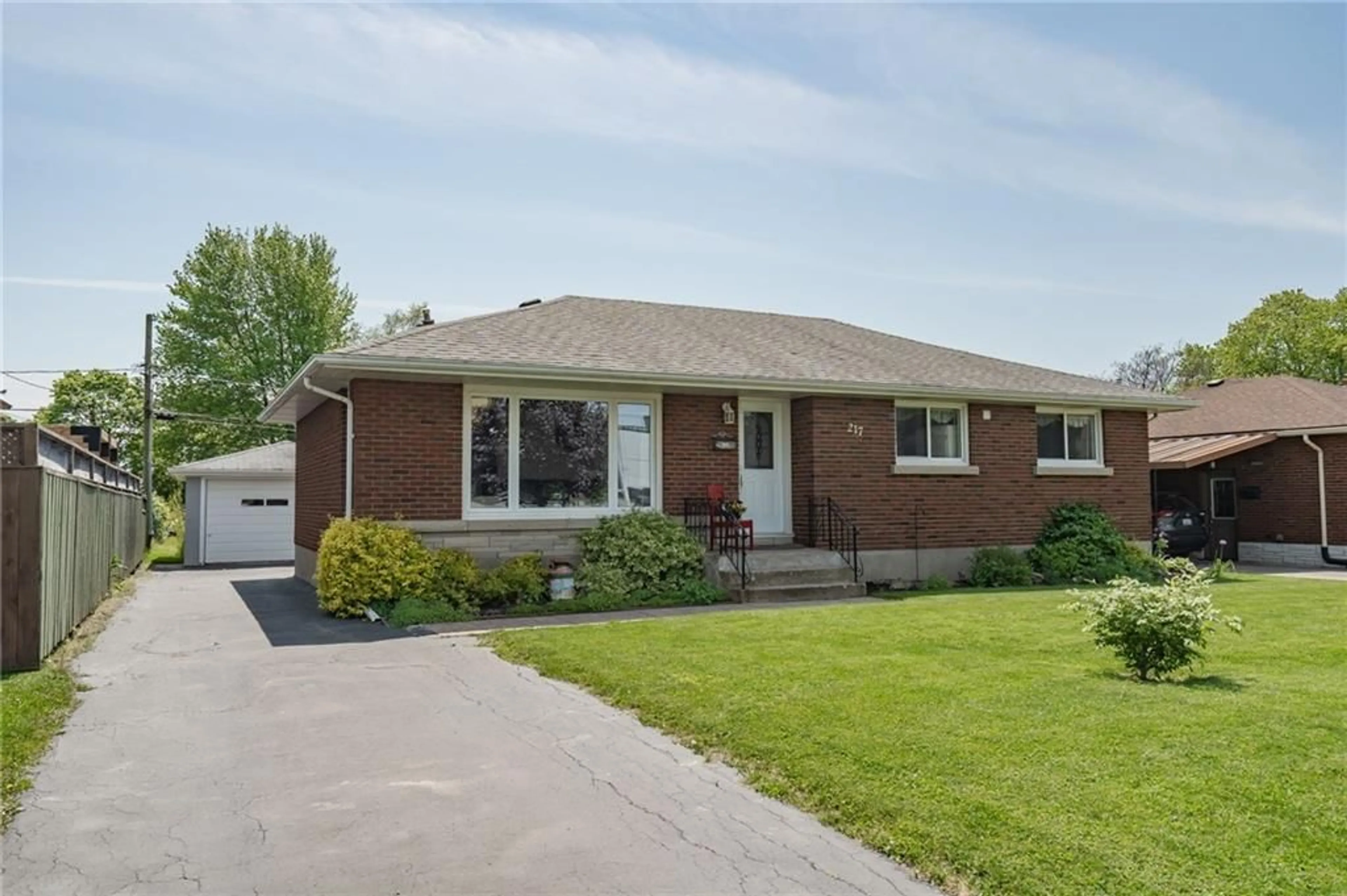 Home with brick exterior material for 217 Fitch St, Welland Ontario L3C 4W3