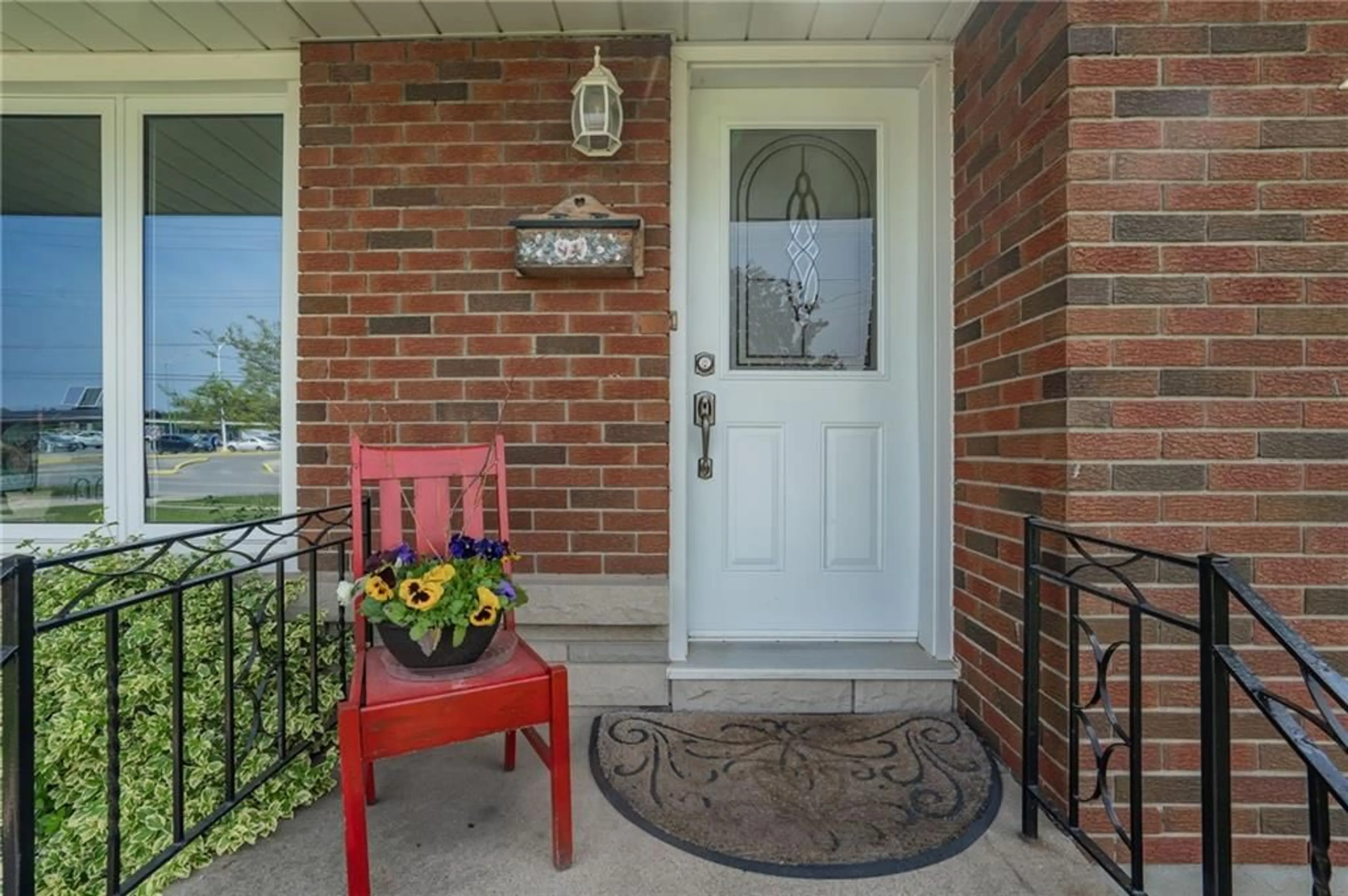 Indoor entryway for 217 Fitch St, Welland Ontario L3C 4W3