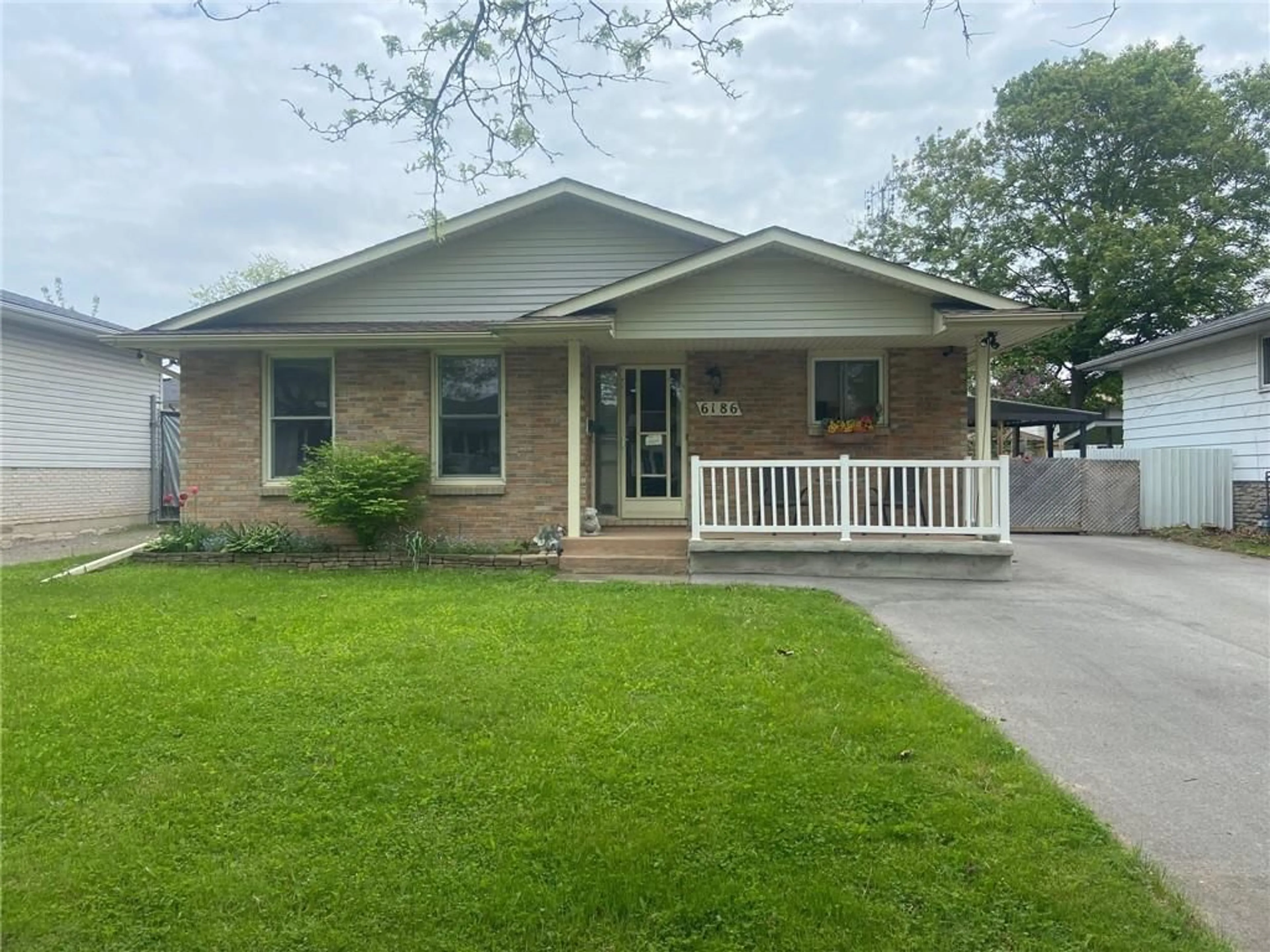 Frontside or backside of a home for 6186 MONTEREY Ave, Niagara Falls Ontario L2H 2A4