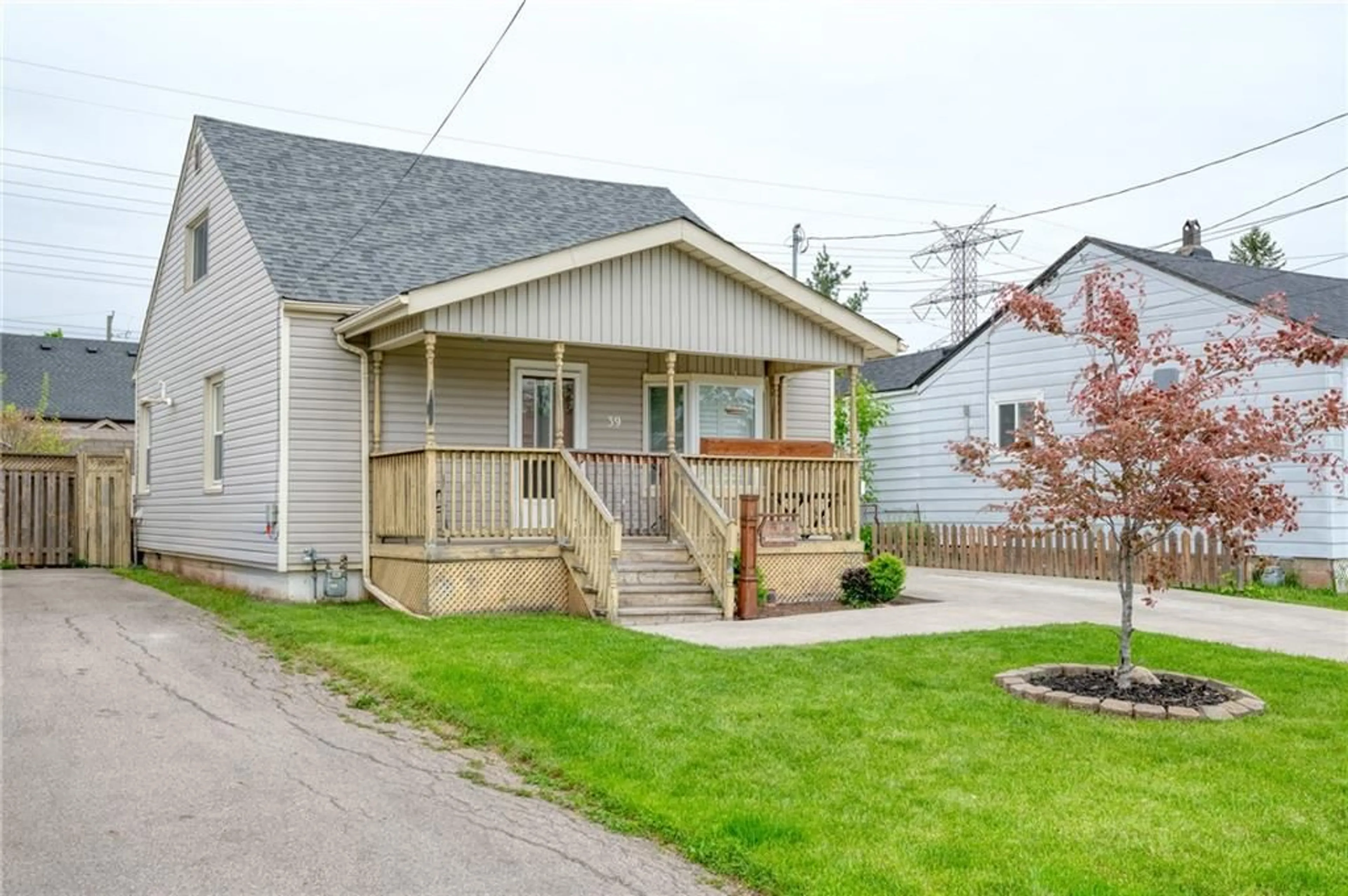 Frontside or backside of a home for 39 Normanhurst Ave, Hamilton Ontario L8H 5M3