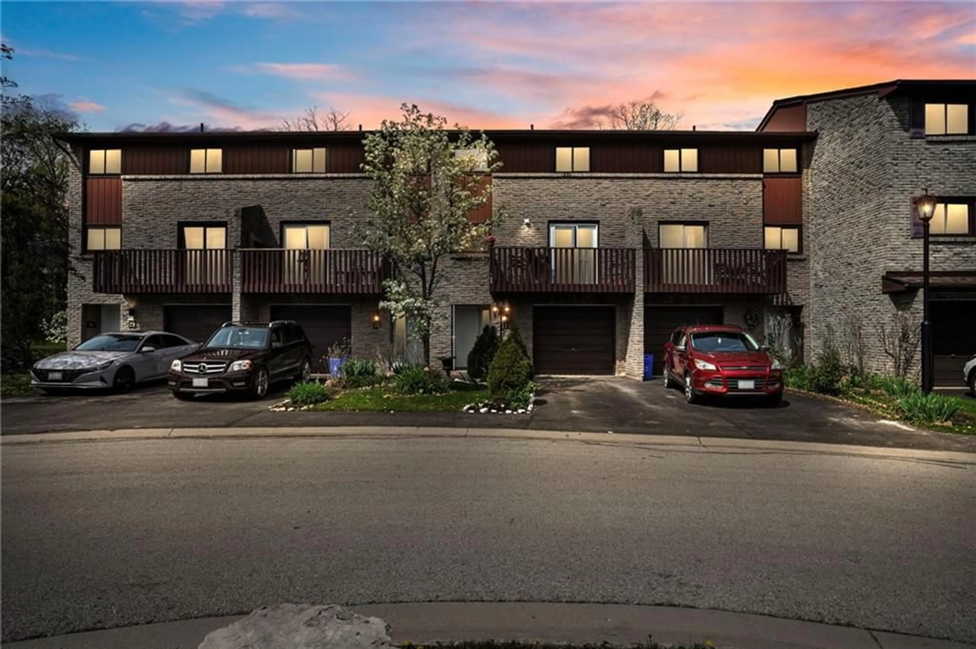 A pic from exterior of the house or condo for 1250 Limeridge Rd #31, Hamilton Ontario L8W 1P1
