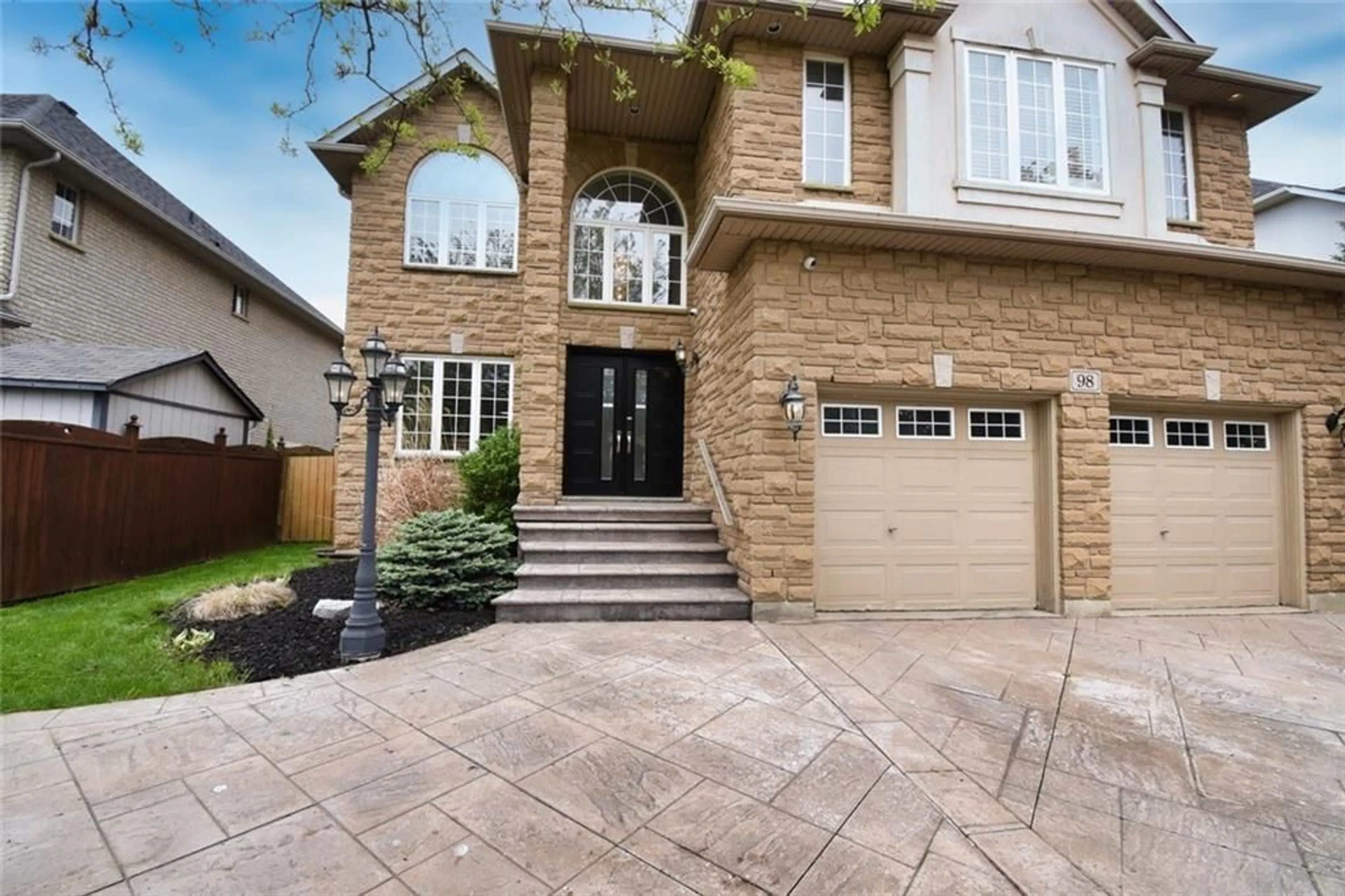 Home with brick exterior material for 98 STONEHENGE Dr, Hamilton Ontario L9K 1M1