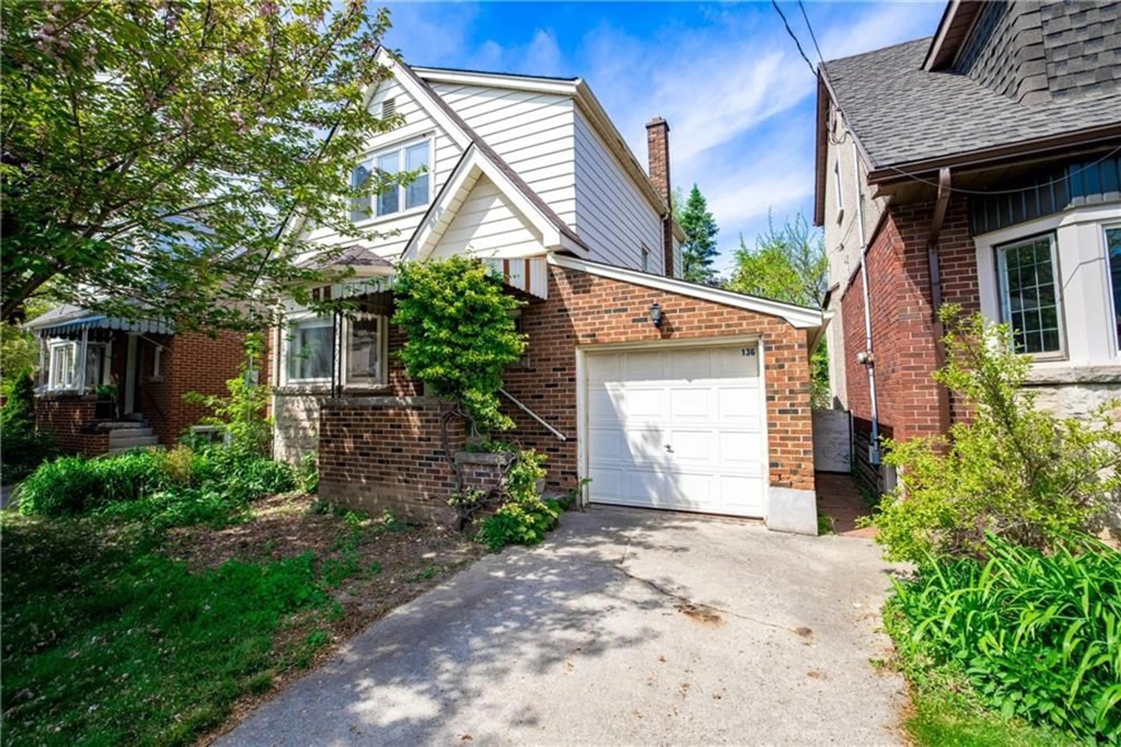 Frontside or backside of a home for 136 GLEN Rd, Hamilton Ontario L8S 3M9