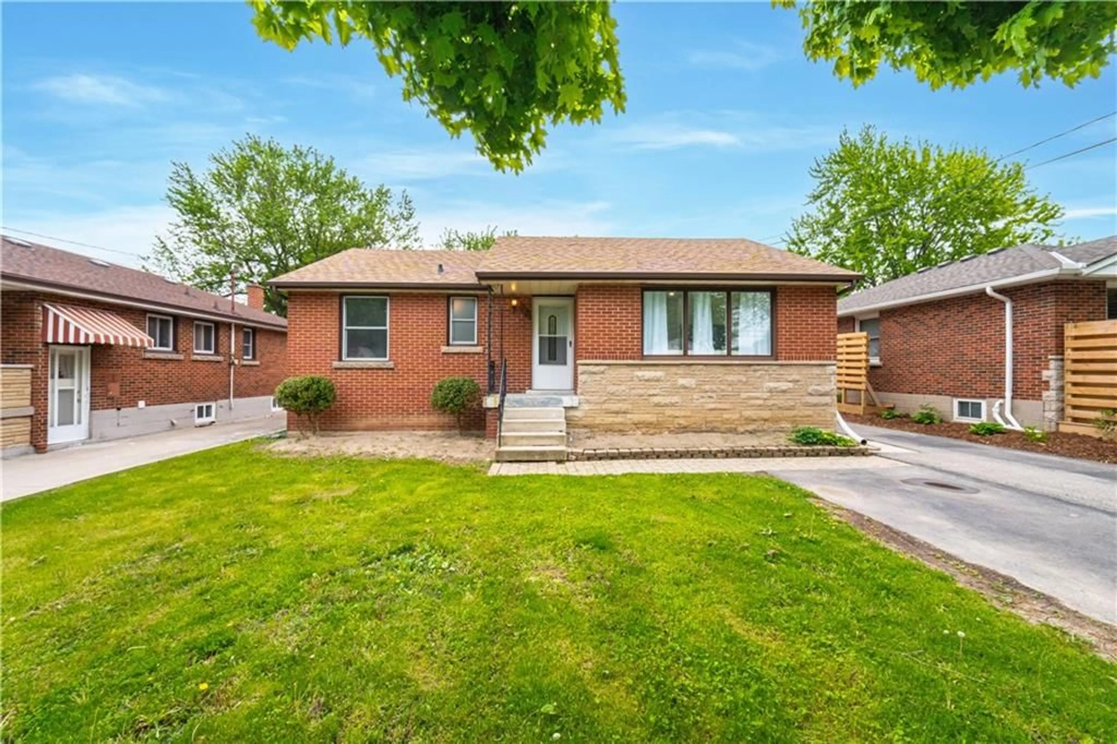 Home with brick exterior material for 327 East 16th St, Hamilton Ontario L9A 4K1