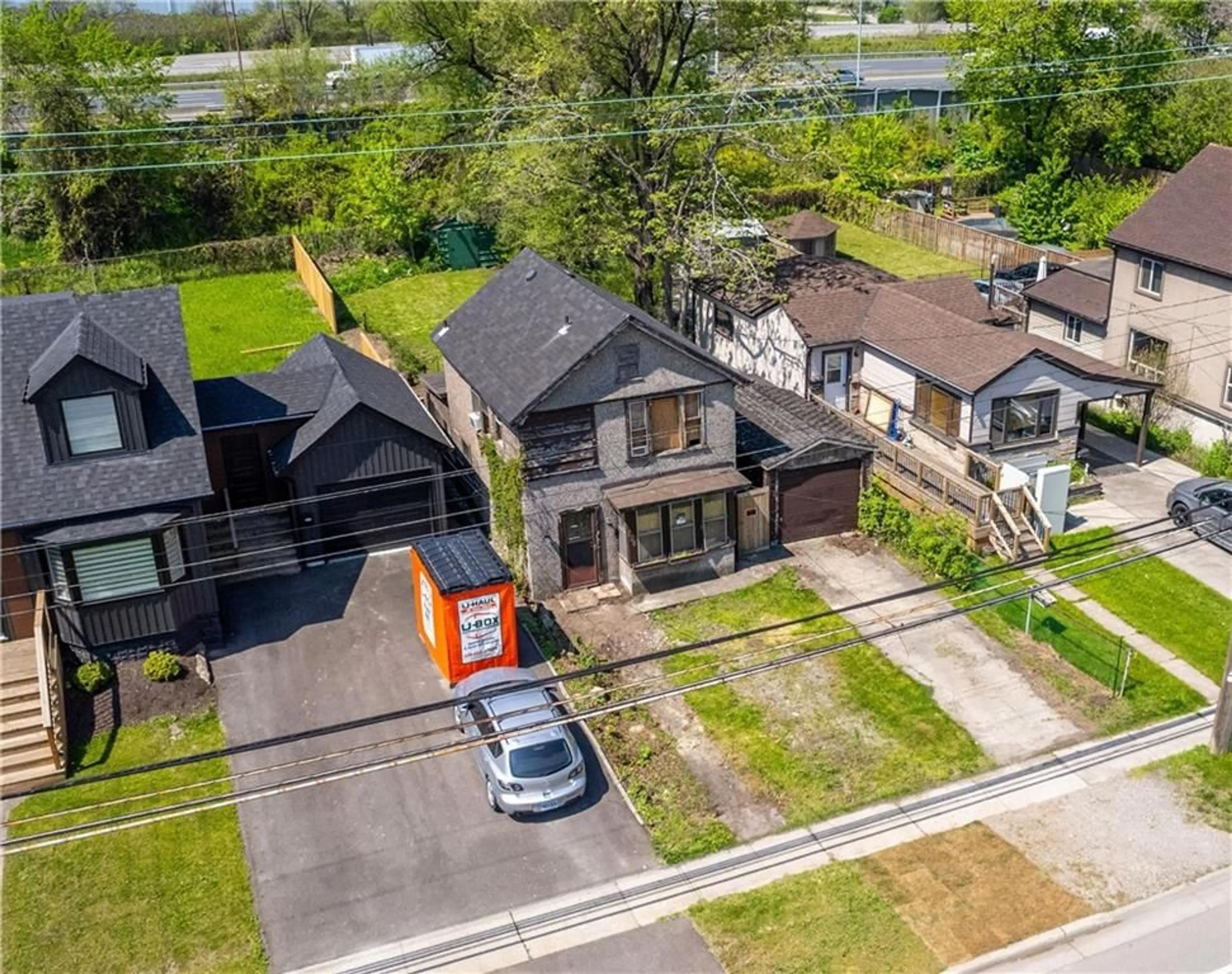 Frontside or backside of a home for 198 Beach Blvd, Hamilton Ontario L8H 6V9