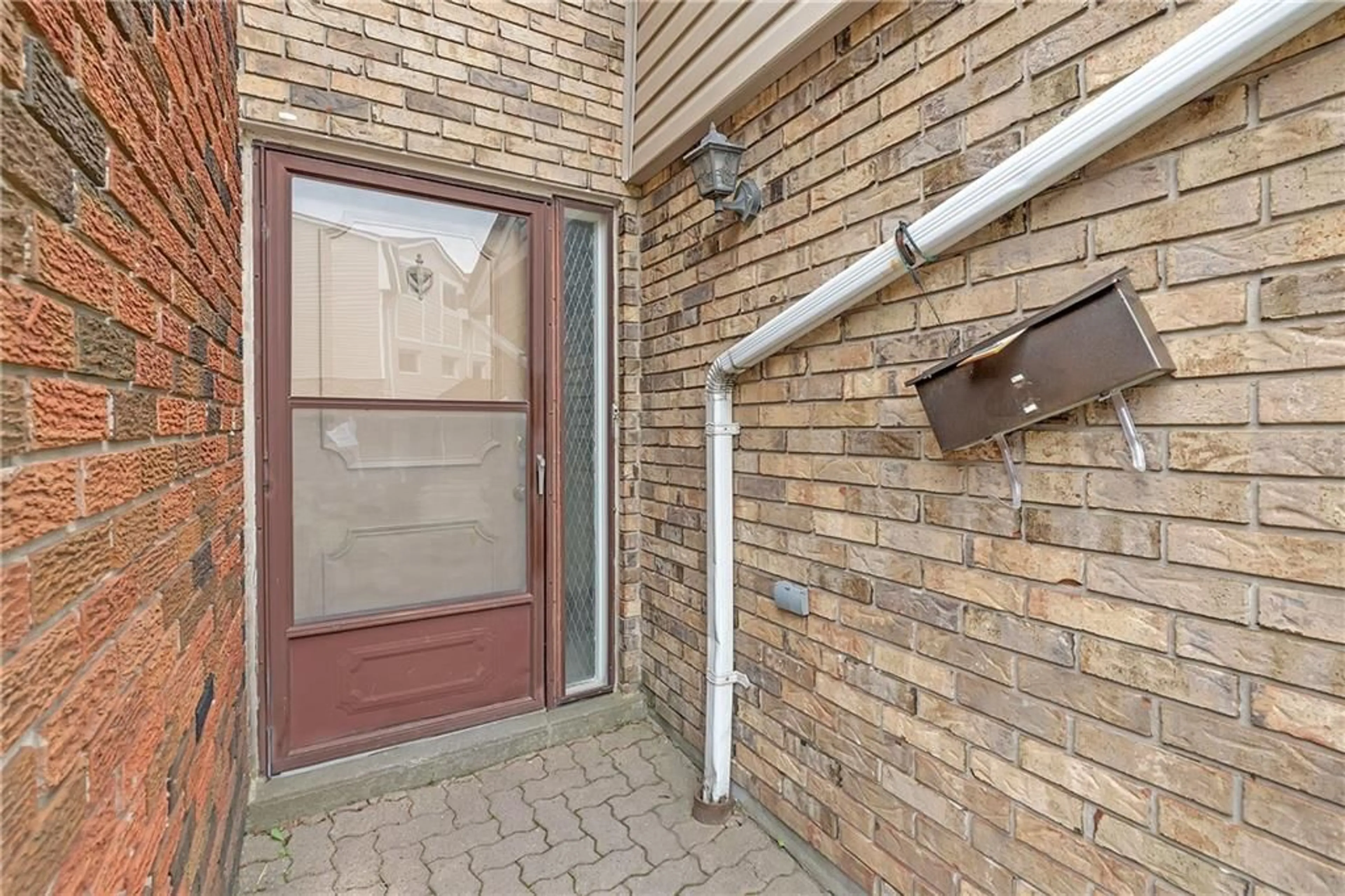 Indoor entryway for 11 HARRISFORD St #52, Hamilton Ontario L8K 6L7