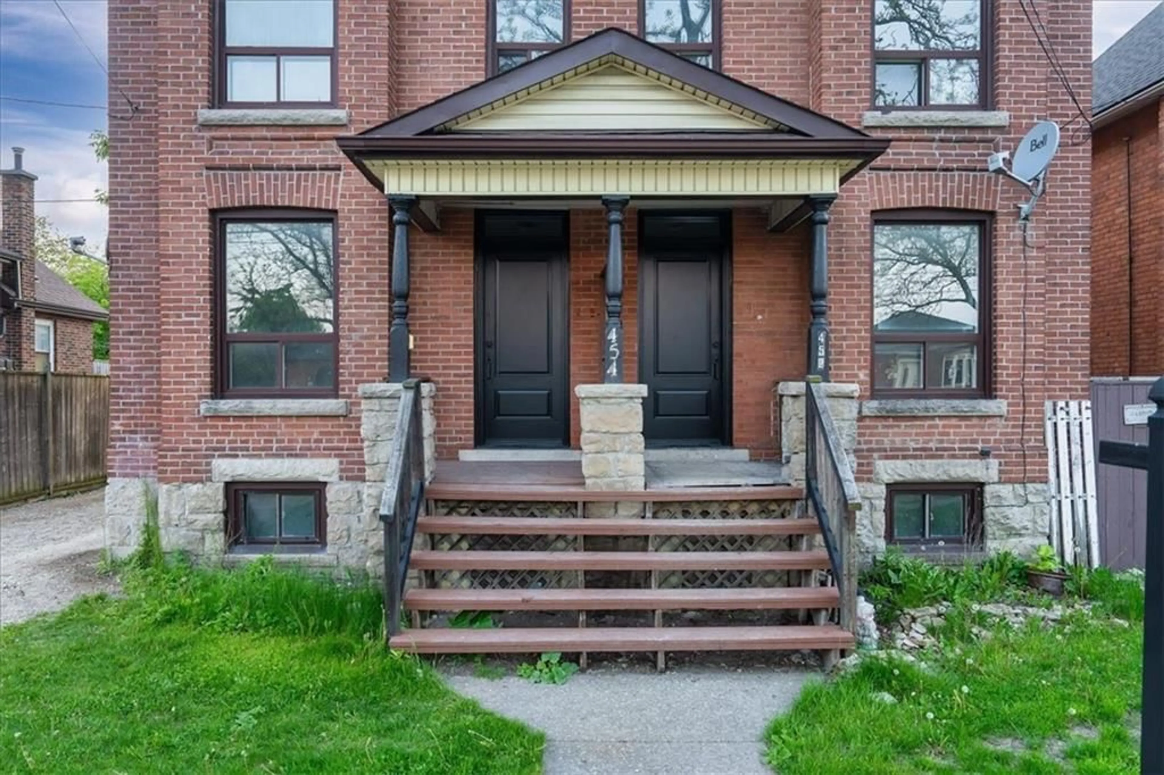 Home with brick exterior material for 452-454 UPPER WELLINGTON St, Hamilton Ontario L9A 3P4