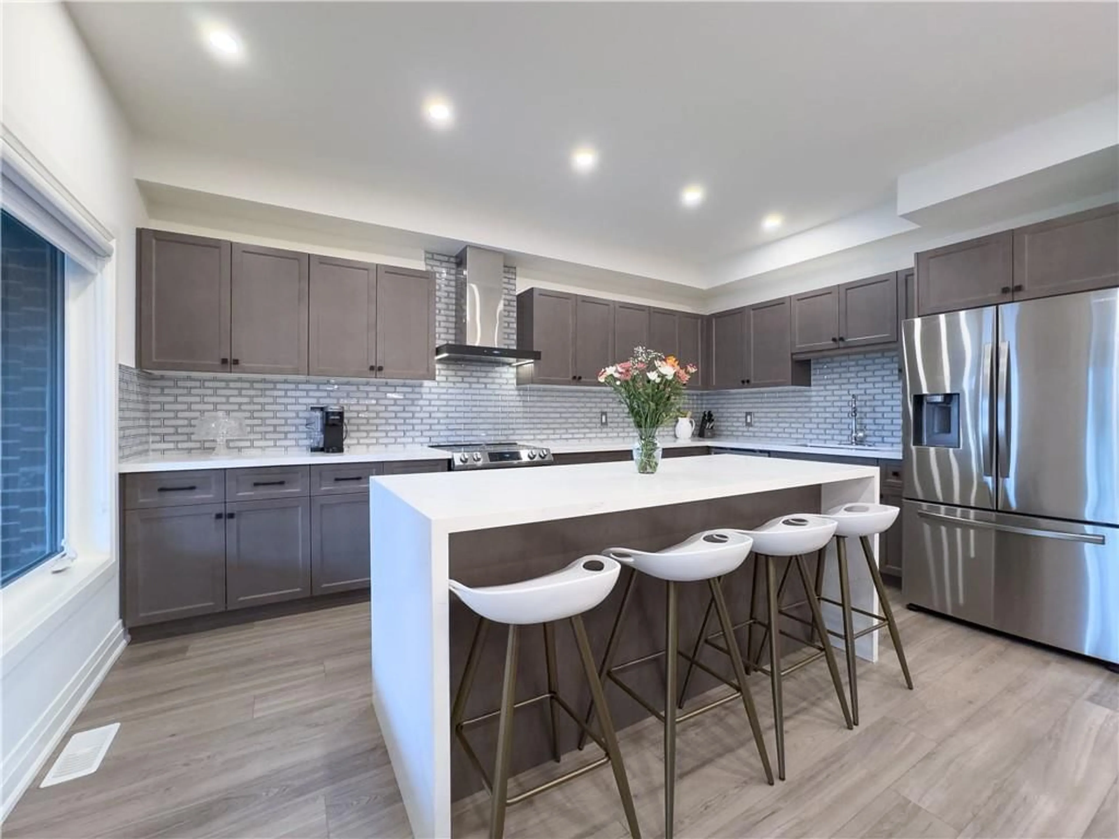 Contemporary kitchen for 3293 Homestead Dr, Hamilton Ontario L0R 1W0