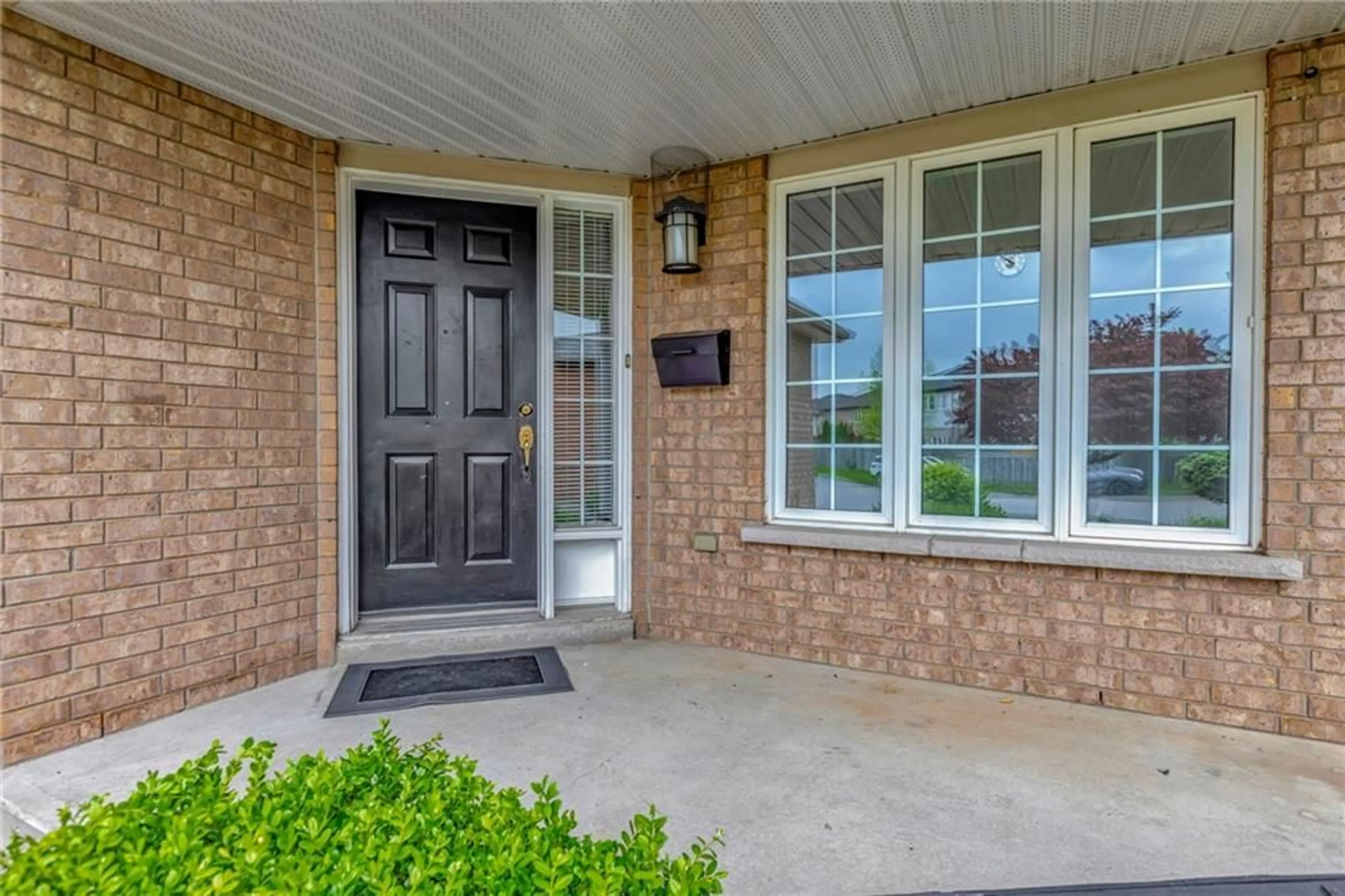 Indoor entryway for 11 Fortissimo Dr, Hamilton Ontario L9C 7T9