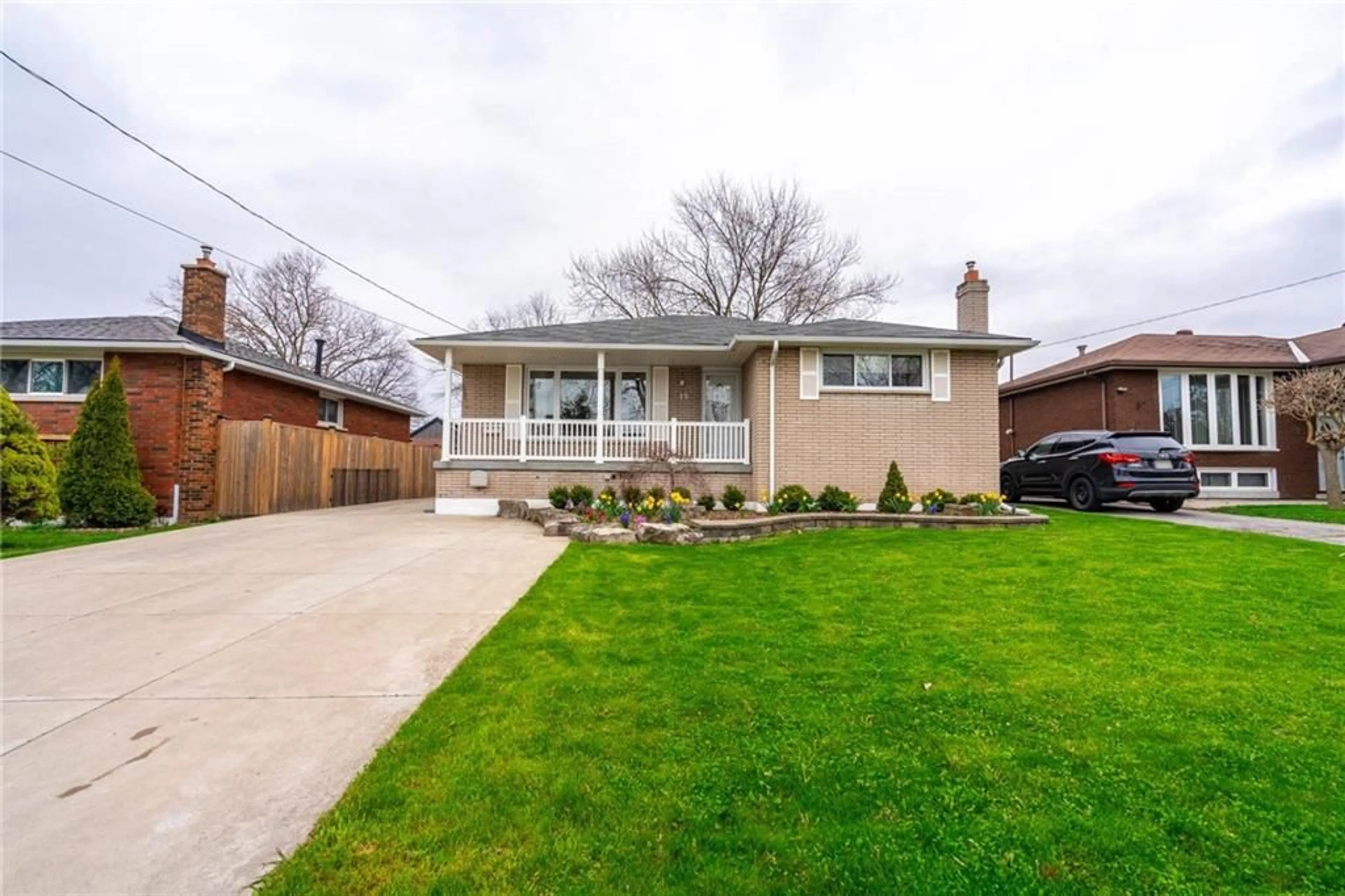 Frontside or backside of a home for 15 Lorraine Dr, Hamilton Ontario L8T 3R8