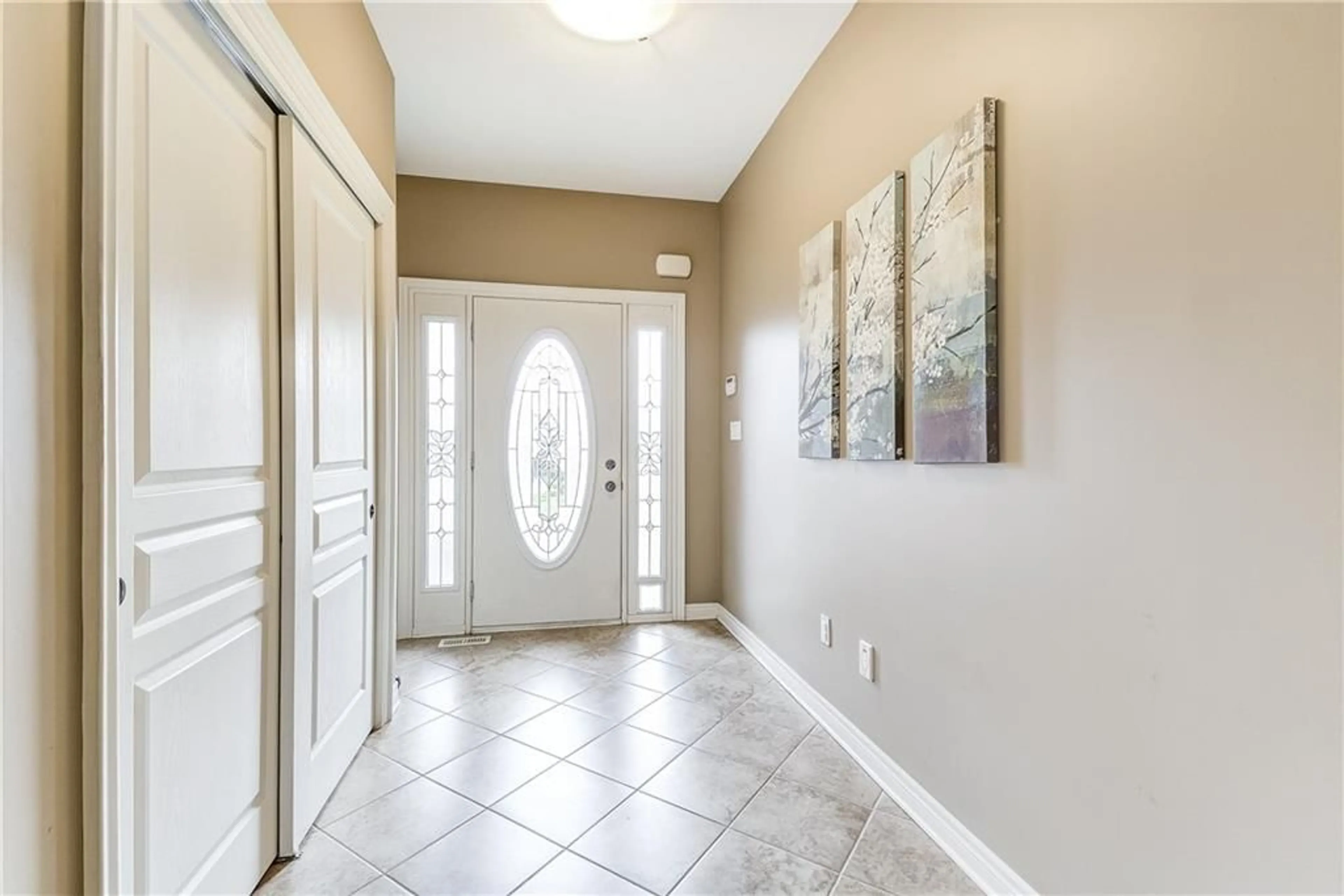 Indoor entryway for 4968 Gilmore St, Beamsville Ontario L0R 1B9