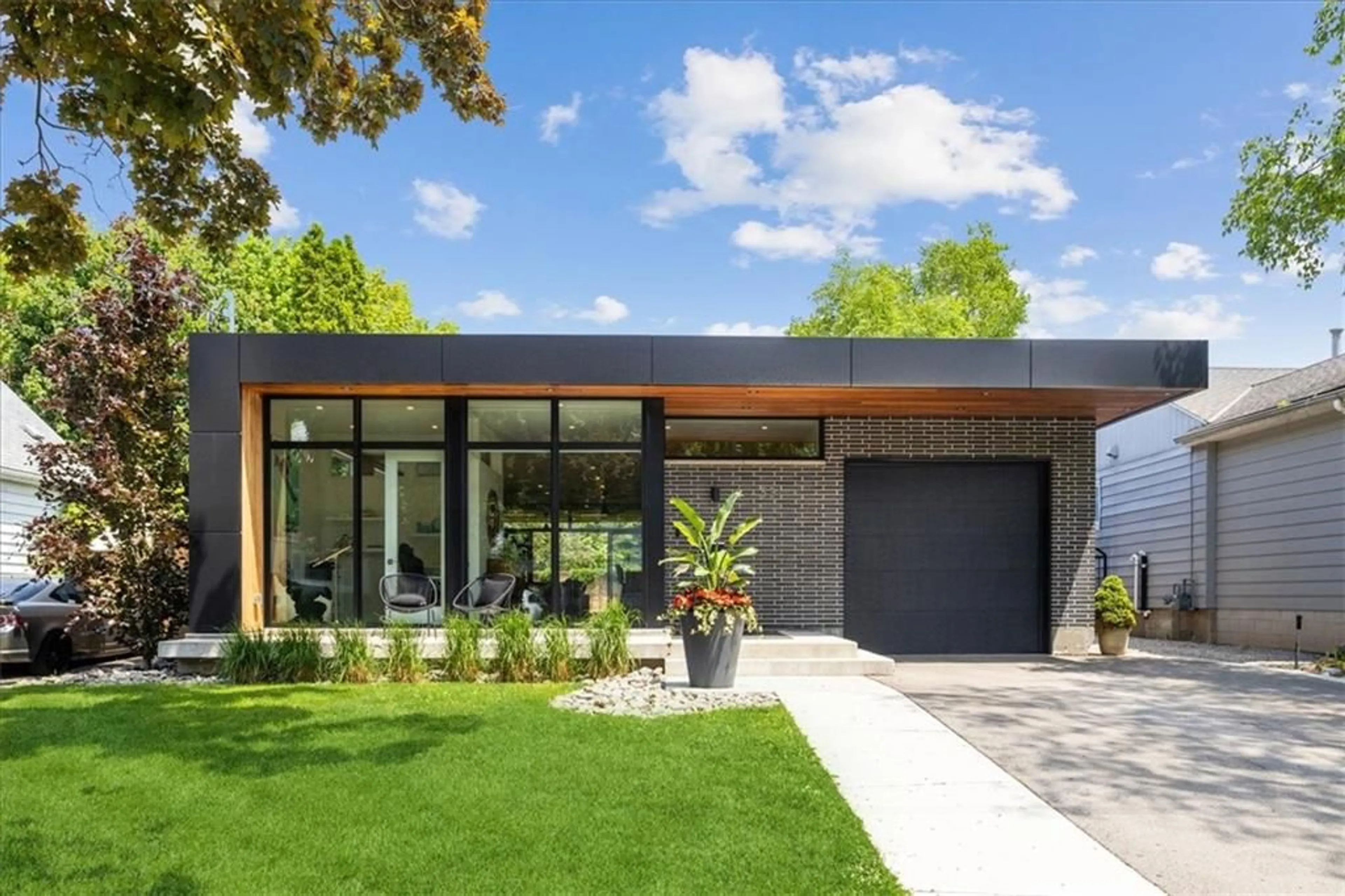 Home with brick exterior material for 531 BRIDGMAN Ave, Burlington Ontario L7R 2V5