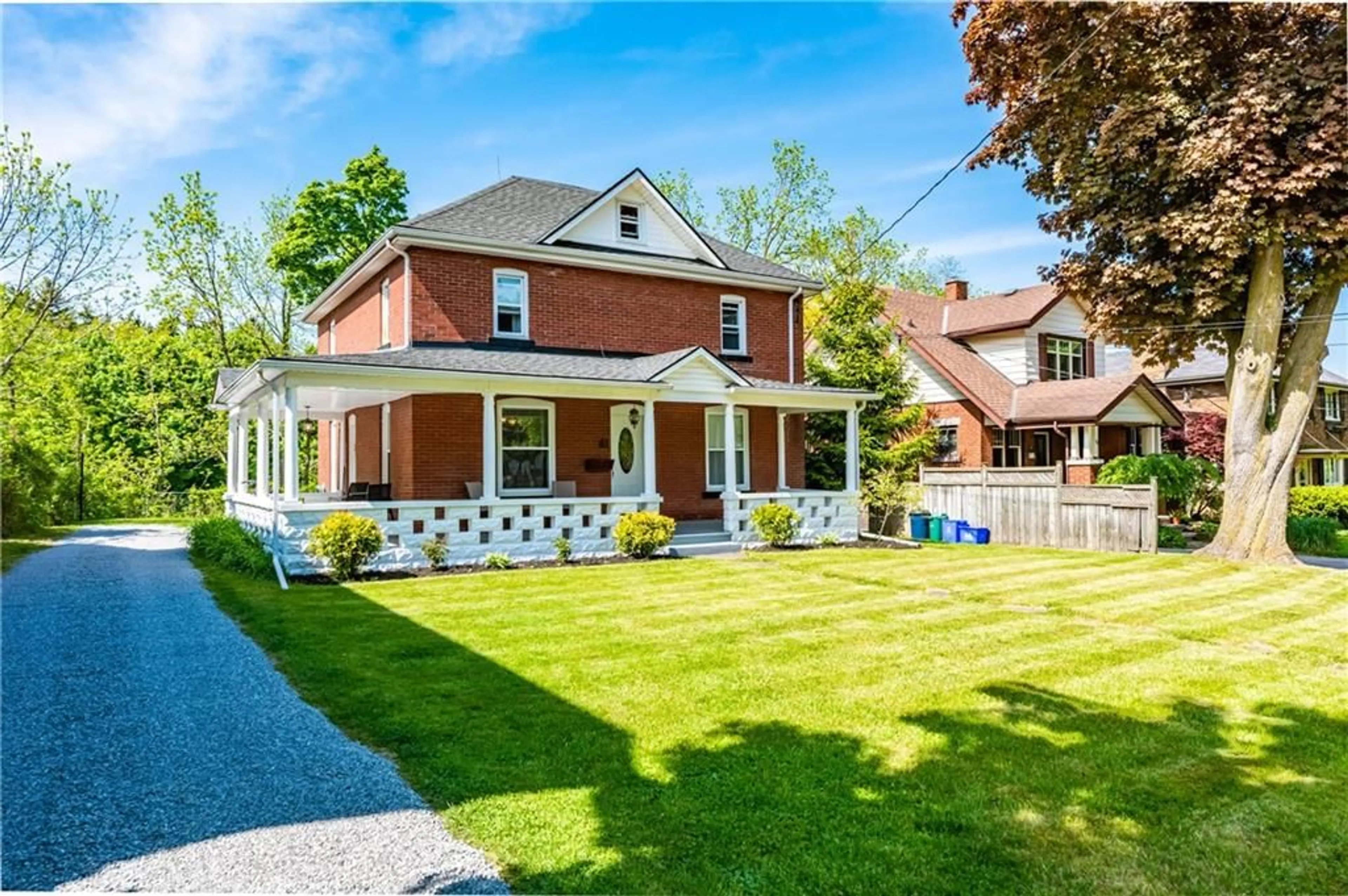 Frontside or backside of a home for 61 Canboro Rd, Fonthill Ontario L0S 1E0