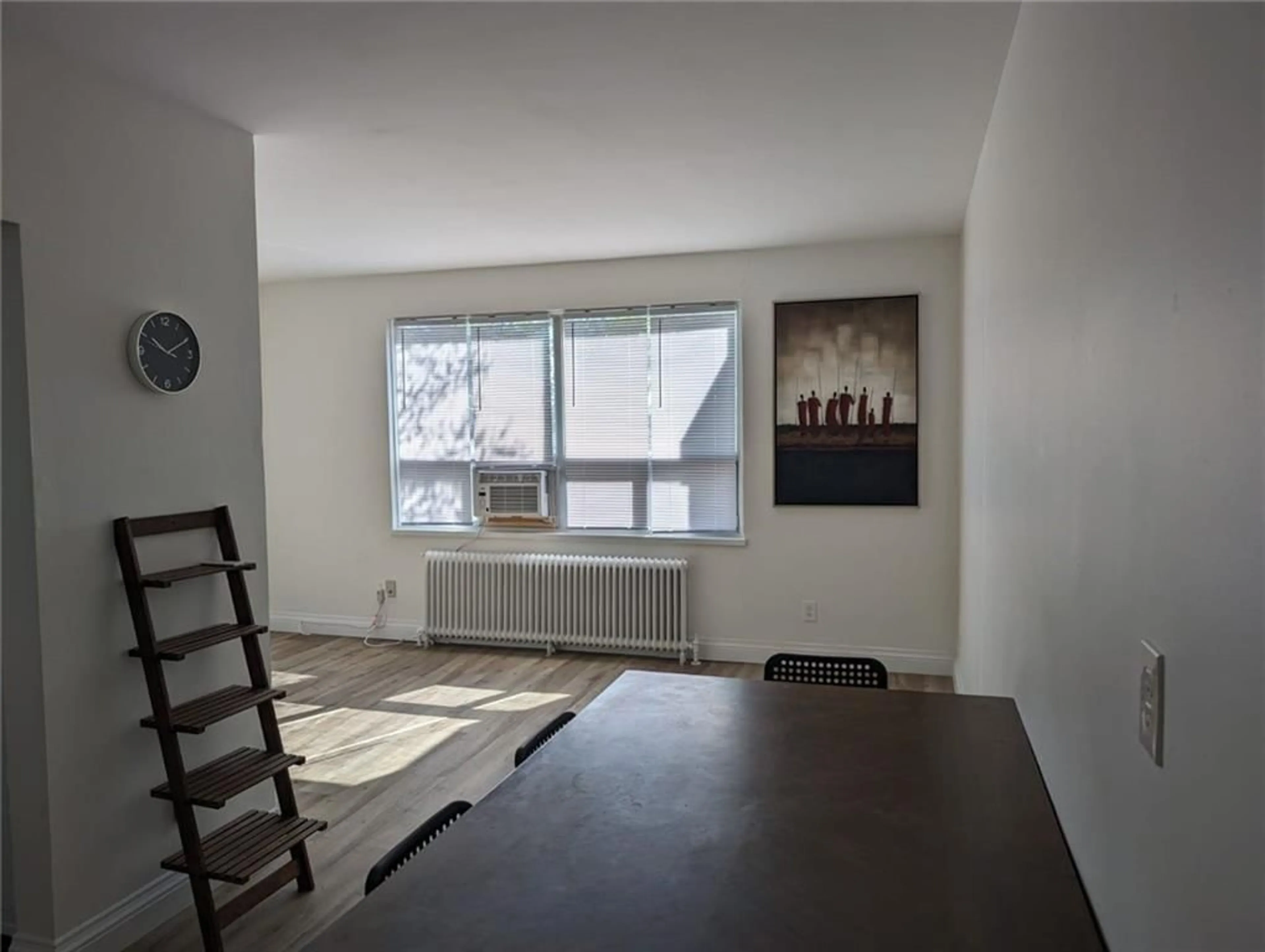 A pic of a room for 37 Mericourt Rd #304, Hamilton Ontario L8S 2N5