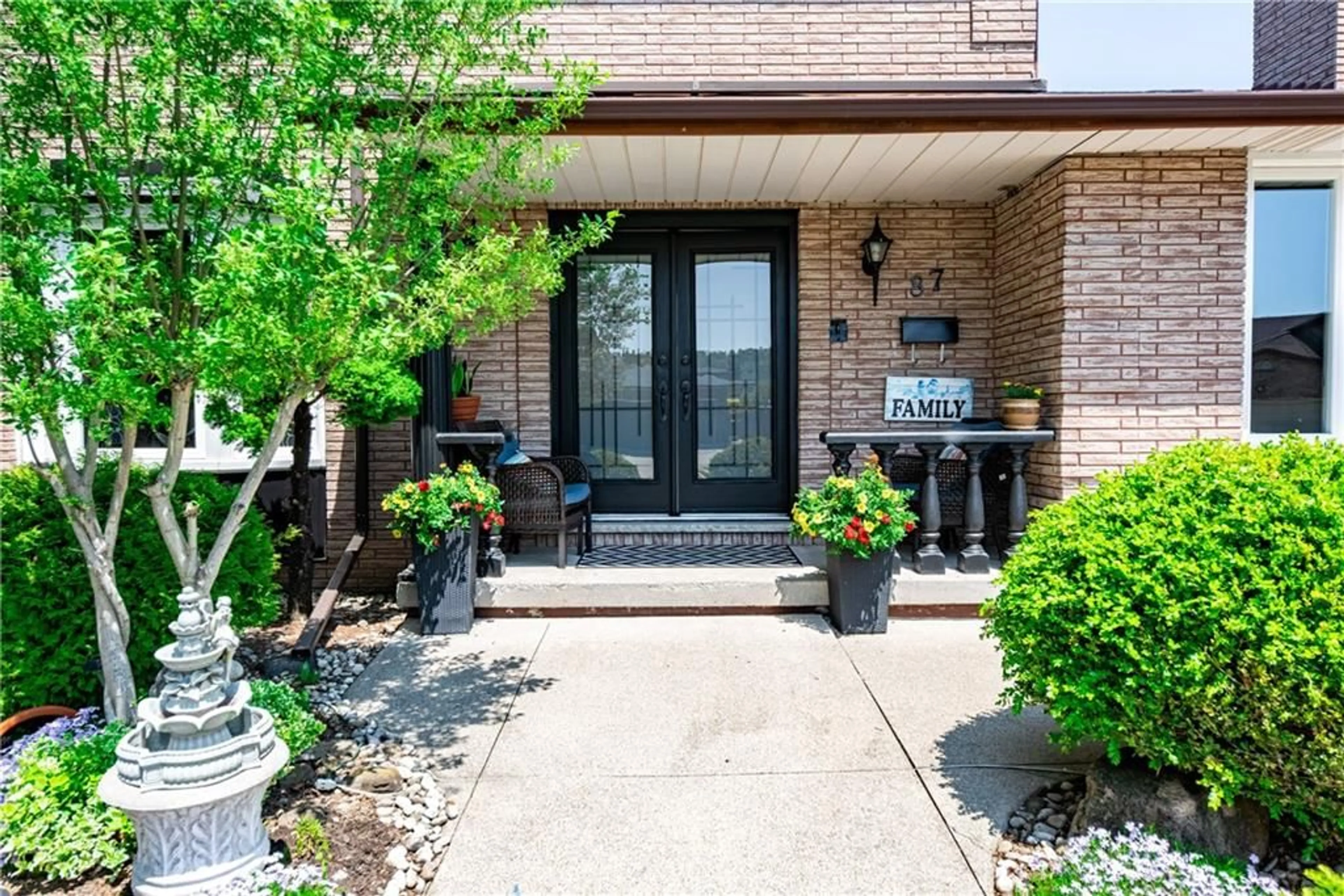 Indoor entryway for 87 Monte Dr, Hamilton Ontario L8G 4M4