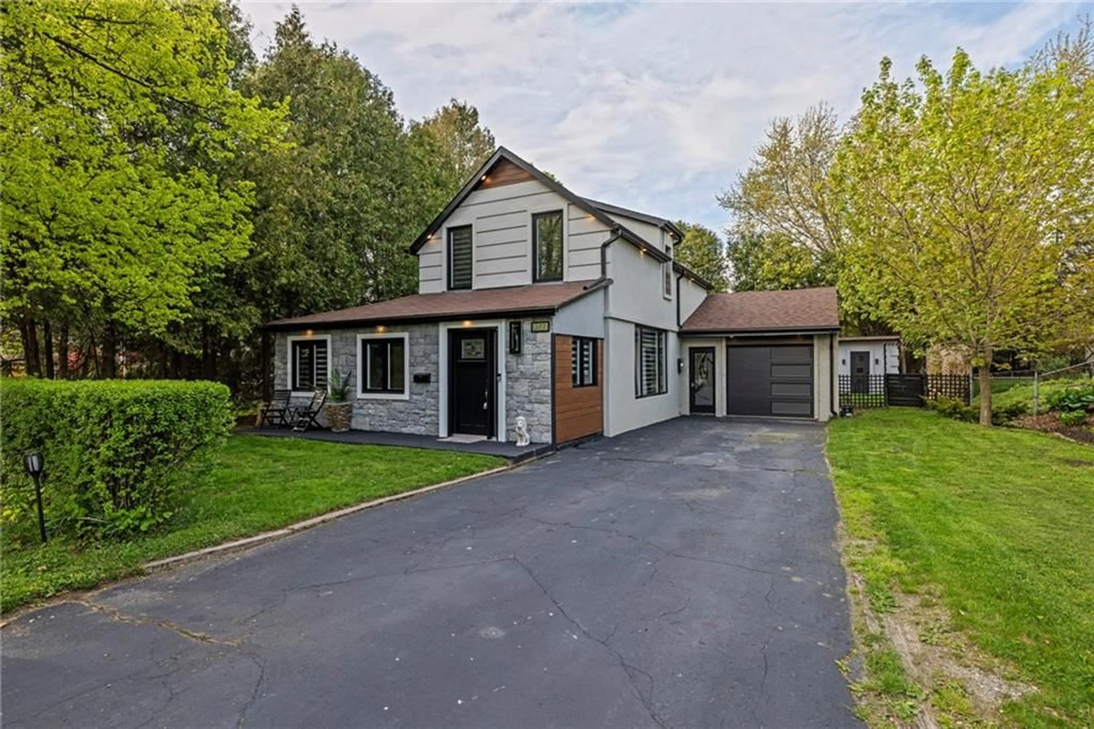 Frontside or backside of a home for 377 Book Rd, Grimsby Ontario L3M 2M8