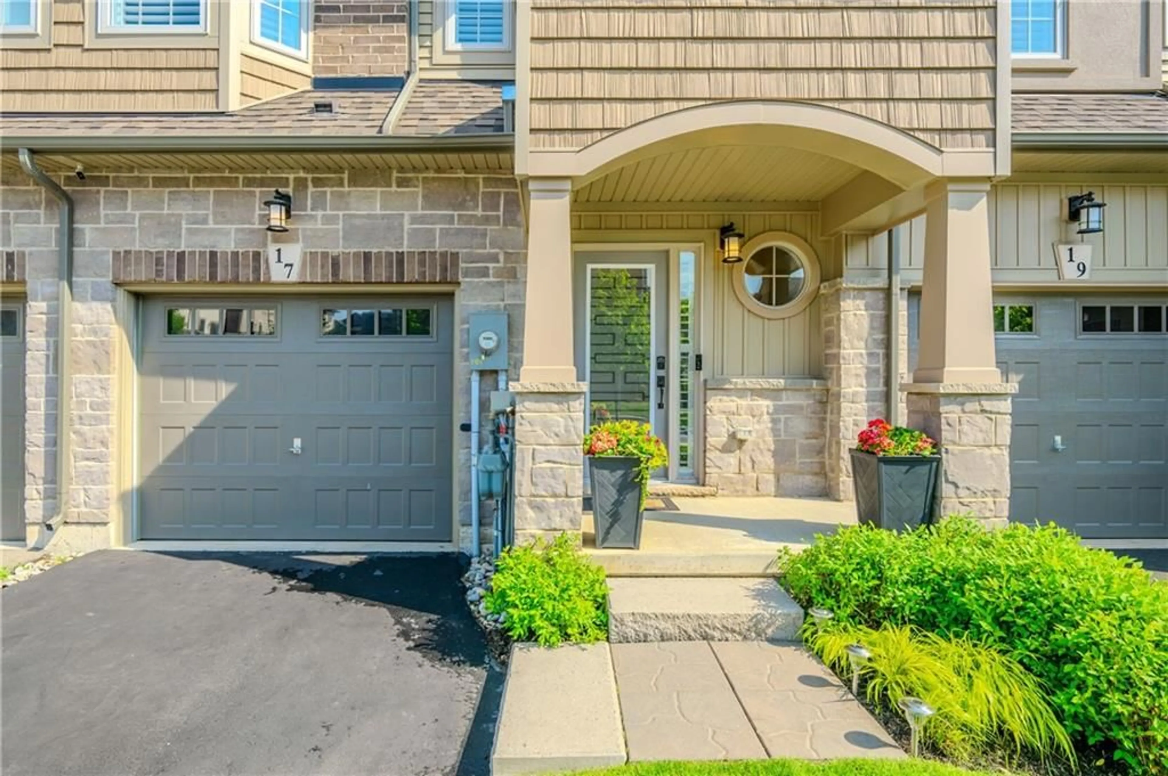 Indoor entryway for 17 DRESSER Lane, Ancaster Ontario L9K 0K1