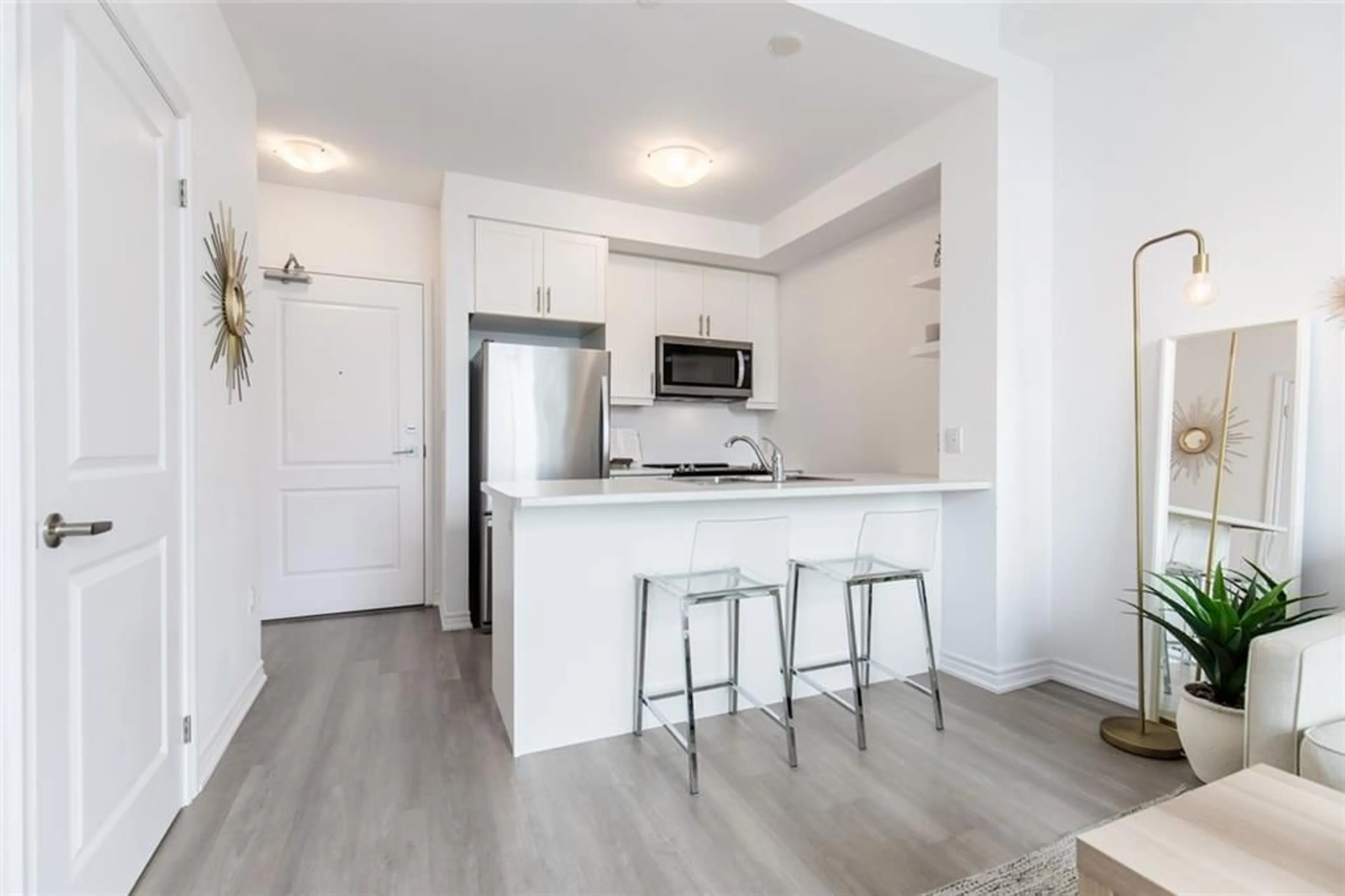 Standard kitchen for 450 Dundas St #514, Waterdown Ontario L8B 1Z2