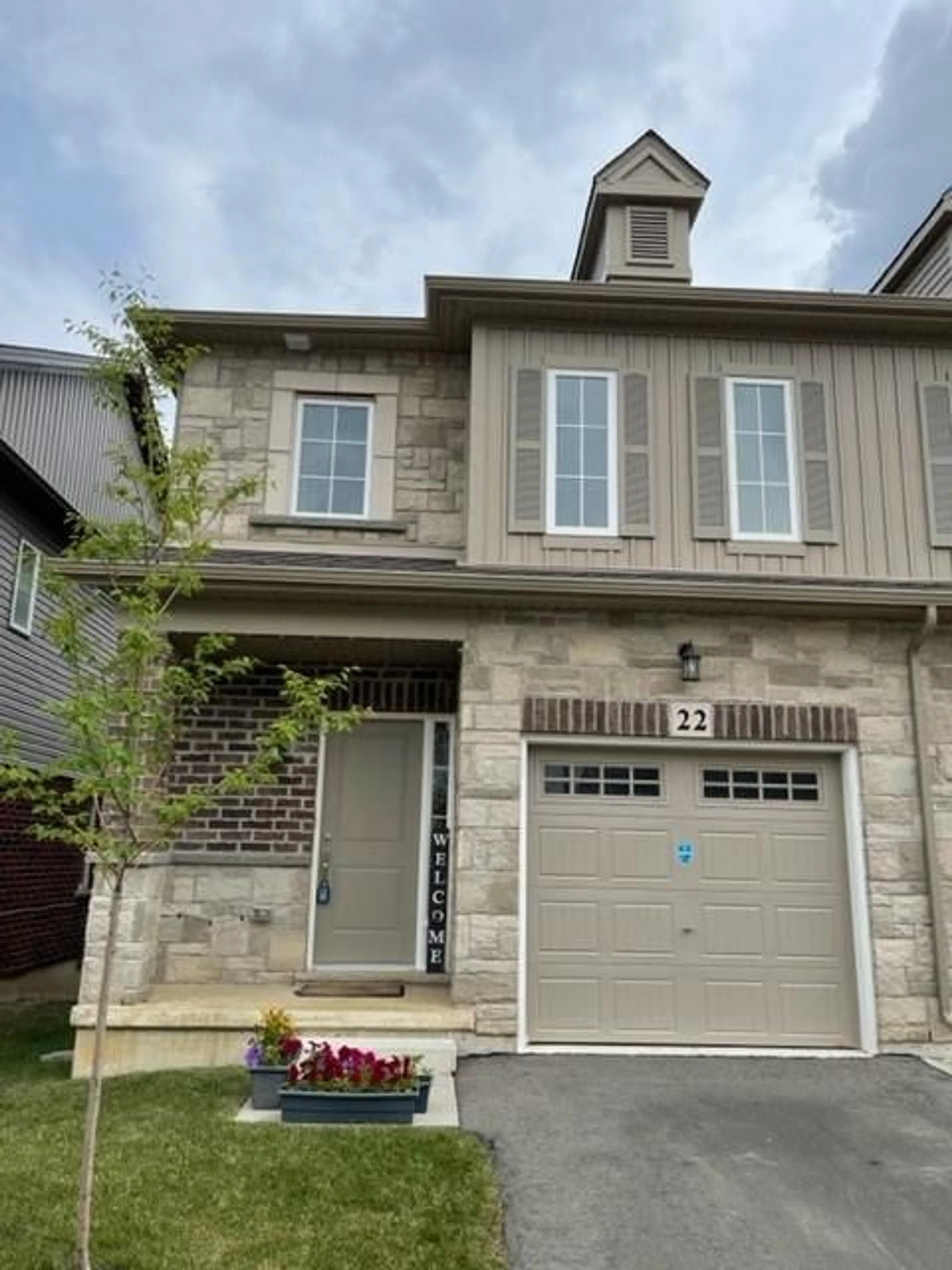 A pic from exterior of the house or condo for 22 Cleland Ave, Ancaster Ontario L9K 0J9