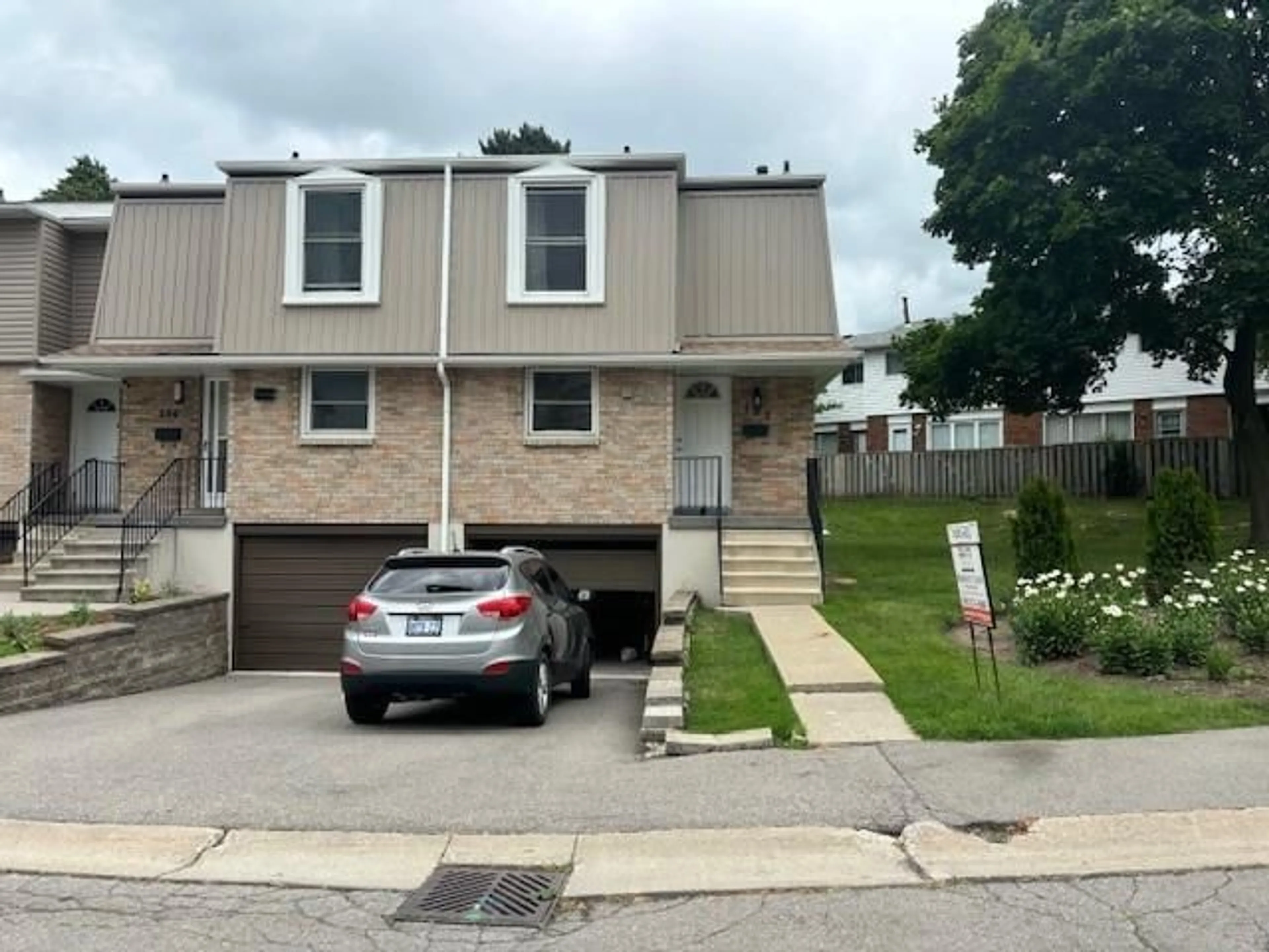 A pic from exterior of the house or condo for 10 Angus Rd #103, Hamilton Ontario L8K 6K3