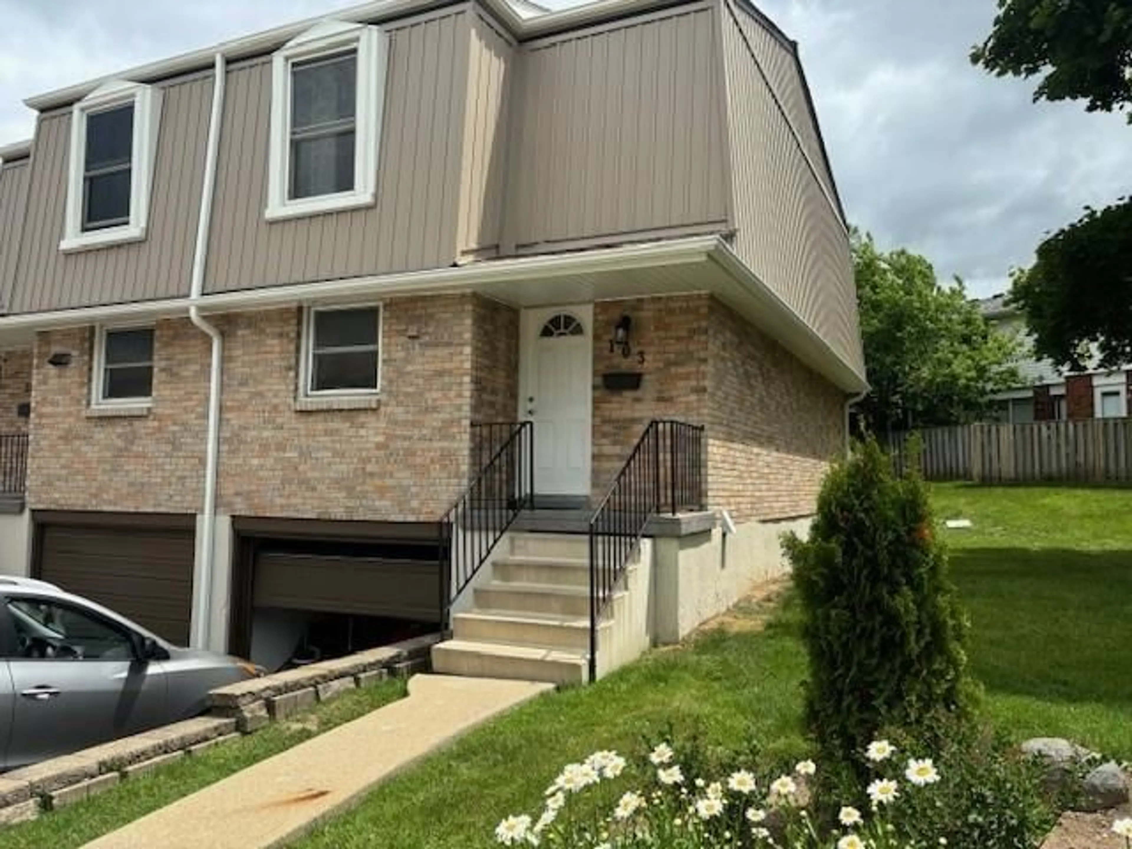 A pic from exterior of the house or condo for 10 Angus Rd #103, Hamilton Ontario L8K 6K3