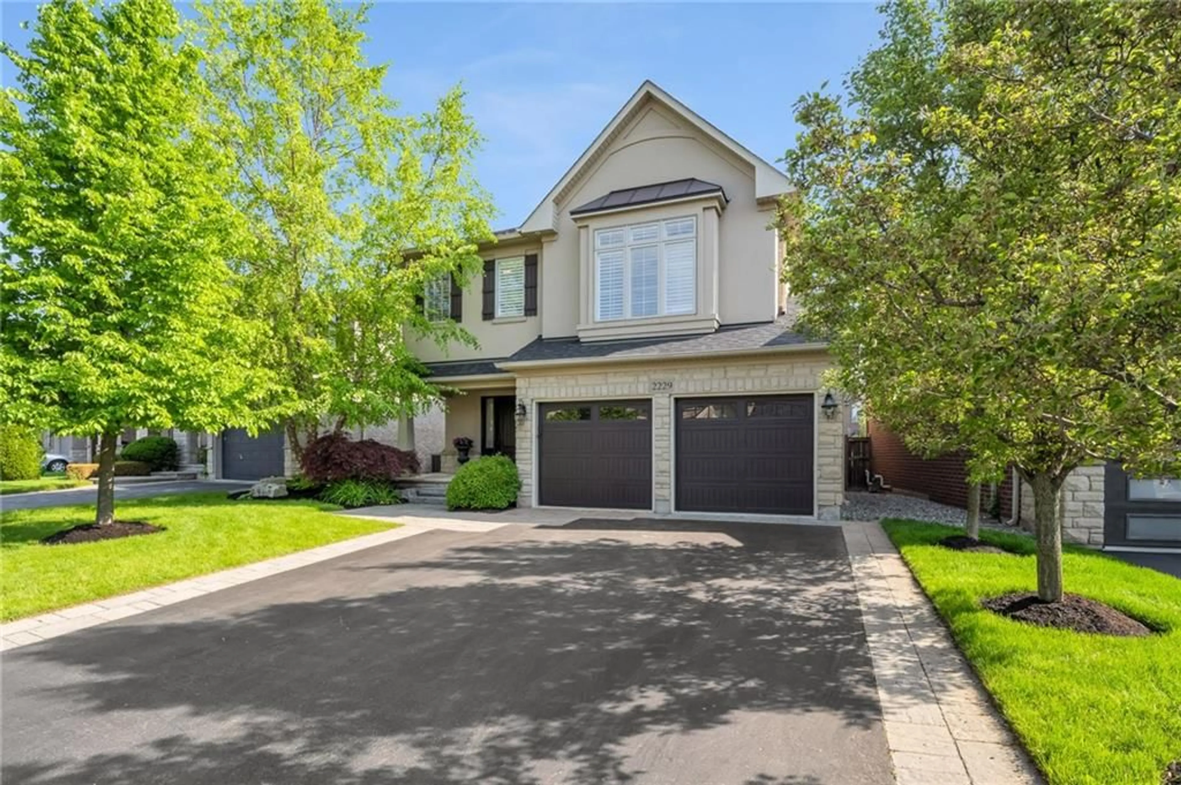 Frontside or backside of a home for 2229 Littondale Lane, Oakville Ontario L6M 0B7