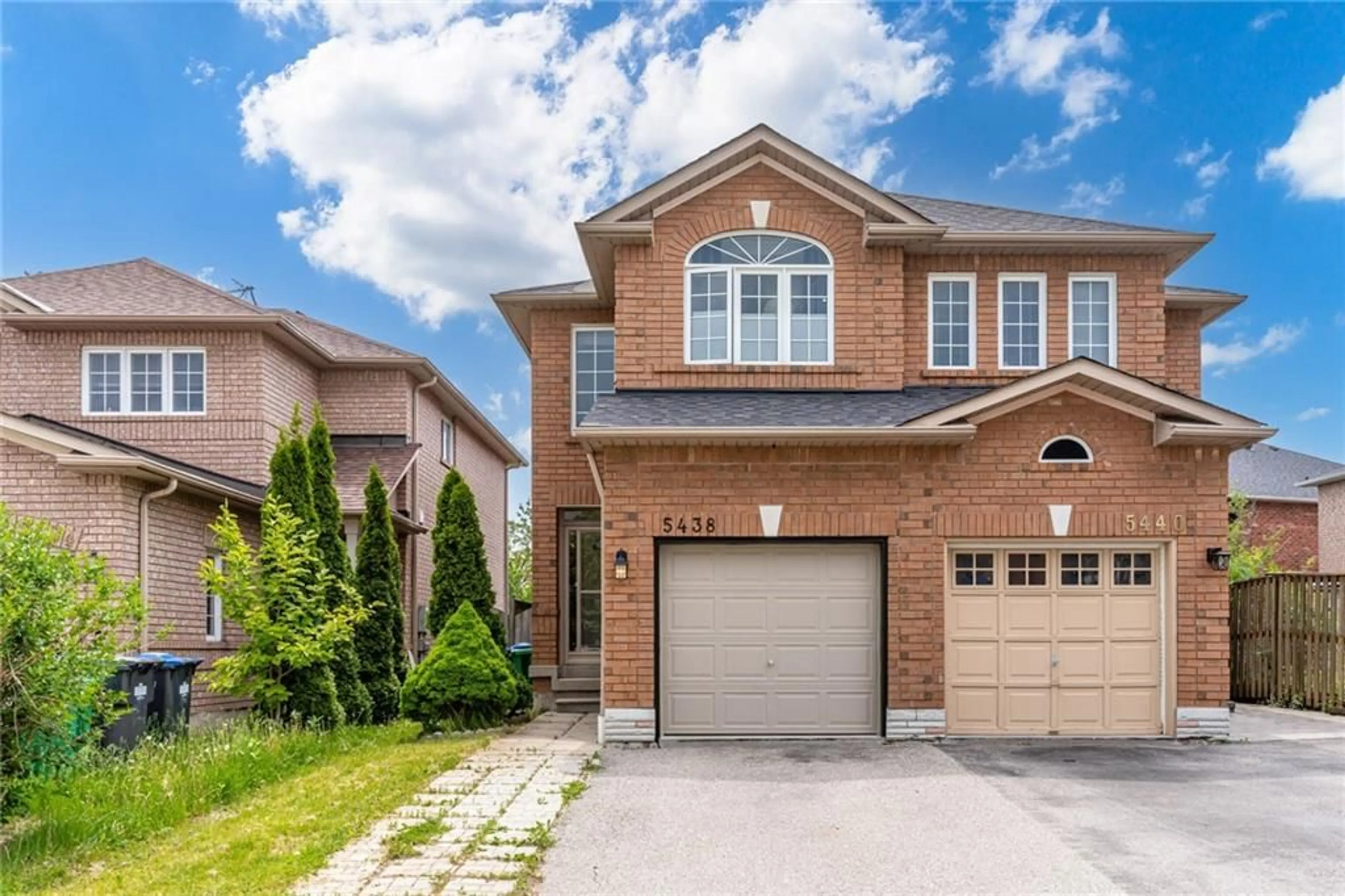 Home with brick exterior material for 5438 Sweetgrass Gate, Mississauga Ontario L5V 2N1