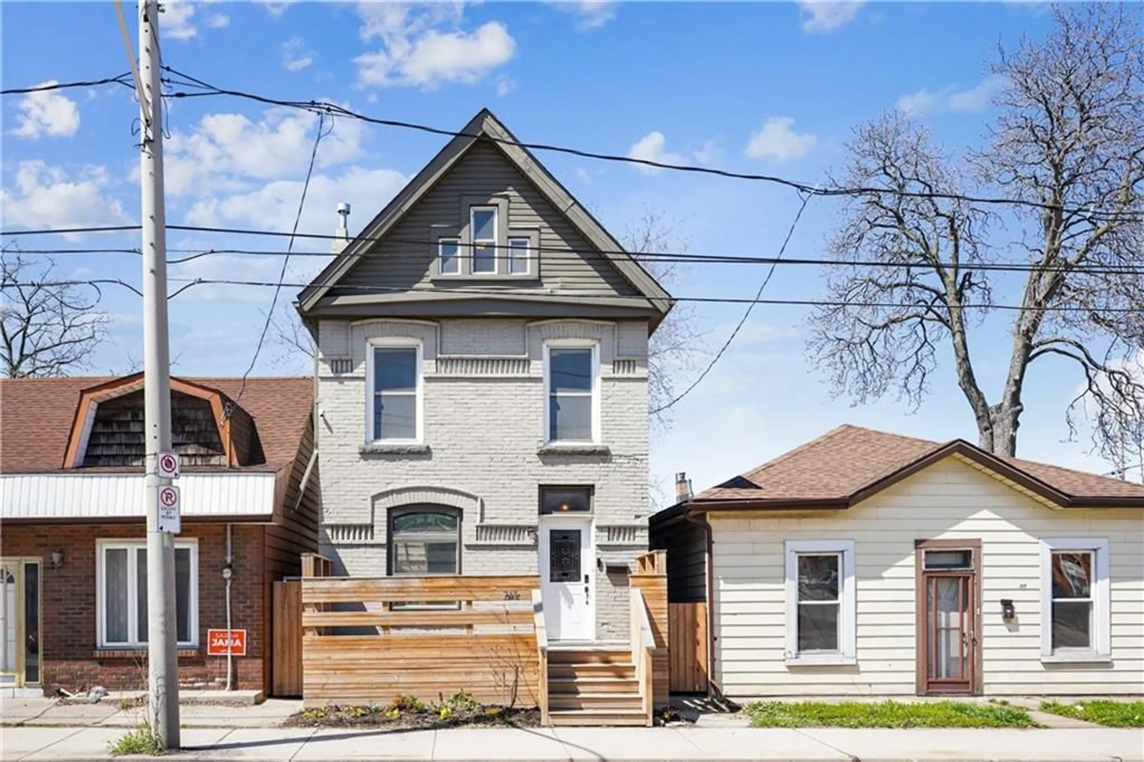 Frontside or backside of a home for 215 Wellington St, Hamilton Ontario L8L 5A6