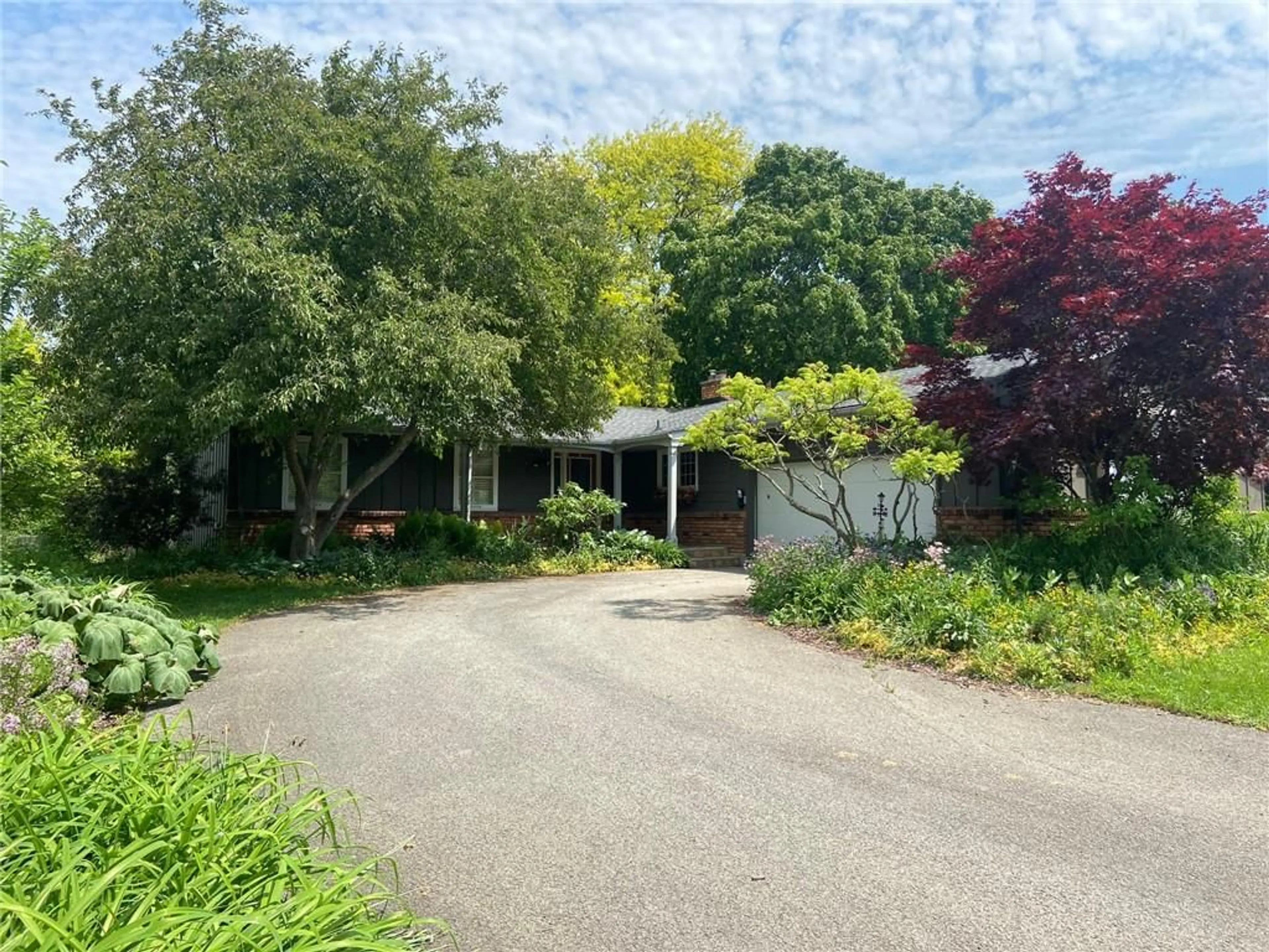 Outside view for 3 RUSHOLME Cres, St. Catharines Ontario L2T 3V3