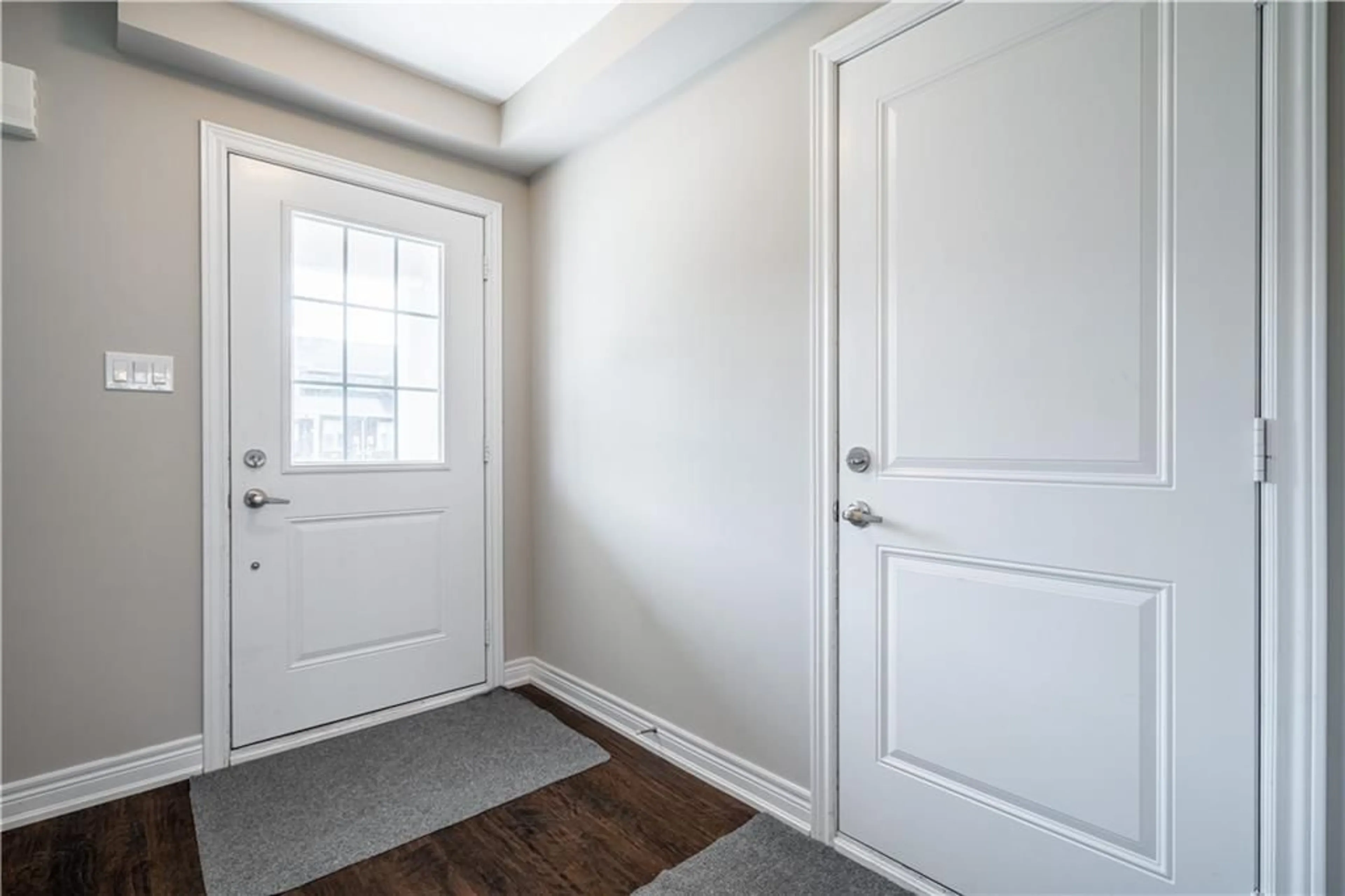 Indoor entryway for 41 Oliver Lane, St. Catharines Ontario L2V 3Y5