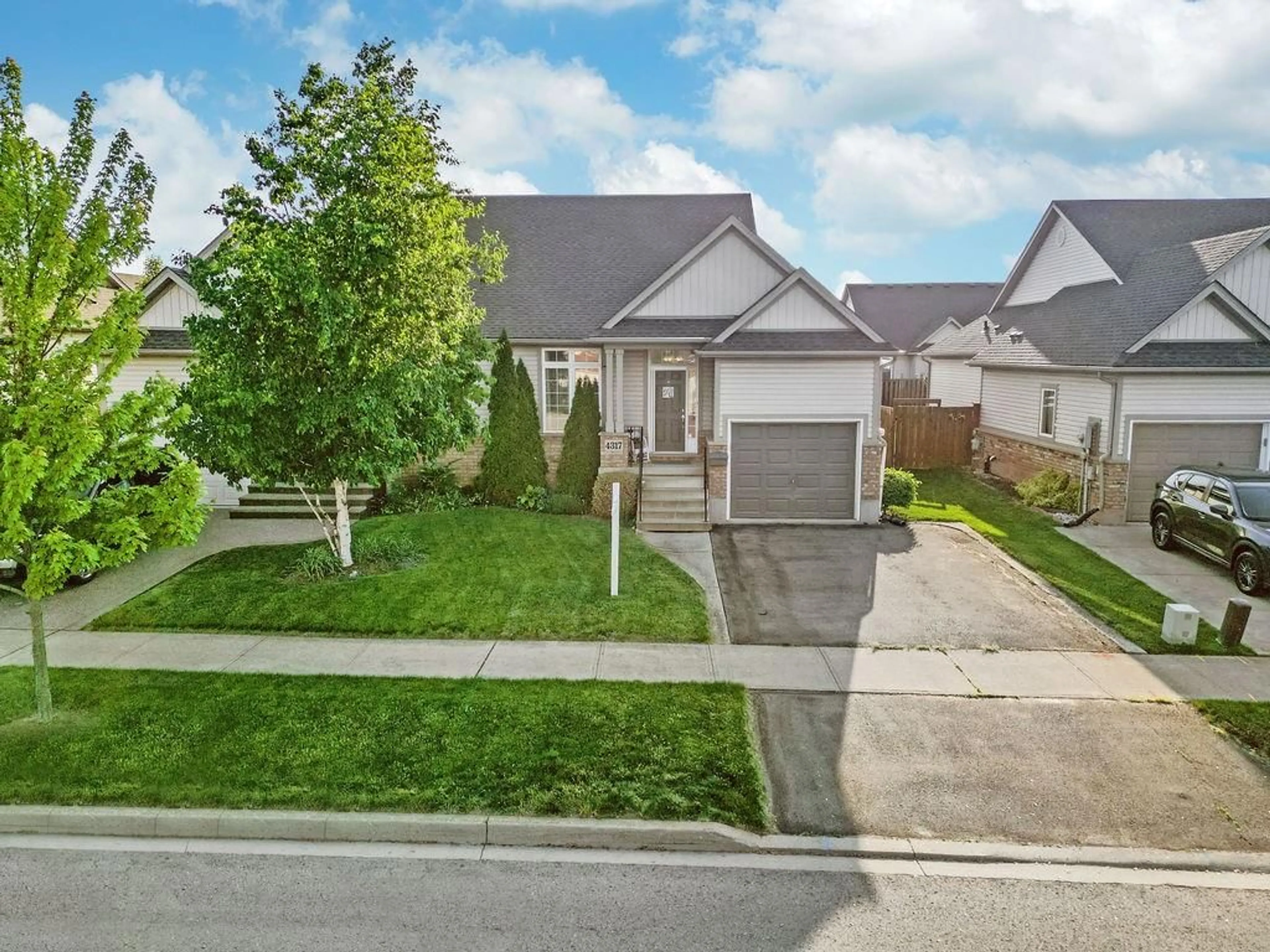 Frontside or backside of a home for 4317 LINDSEY Cres, Beamsville Ontario L3J 0P9