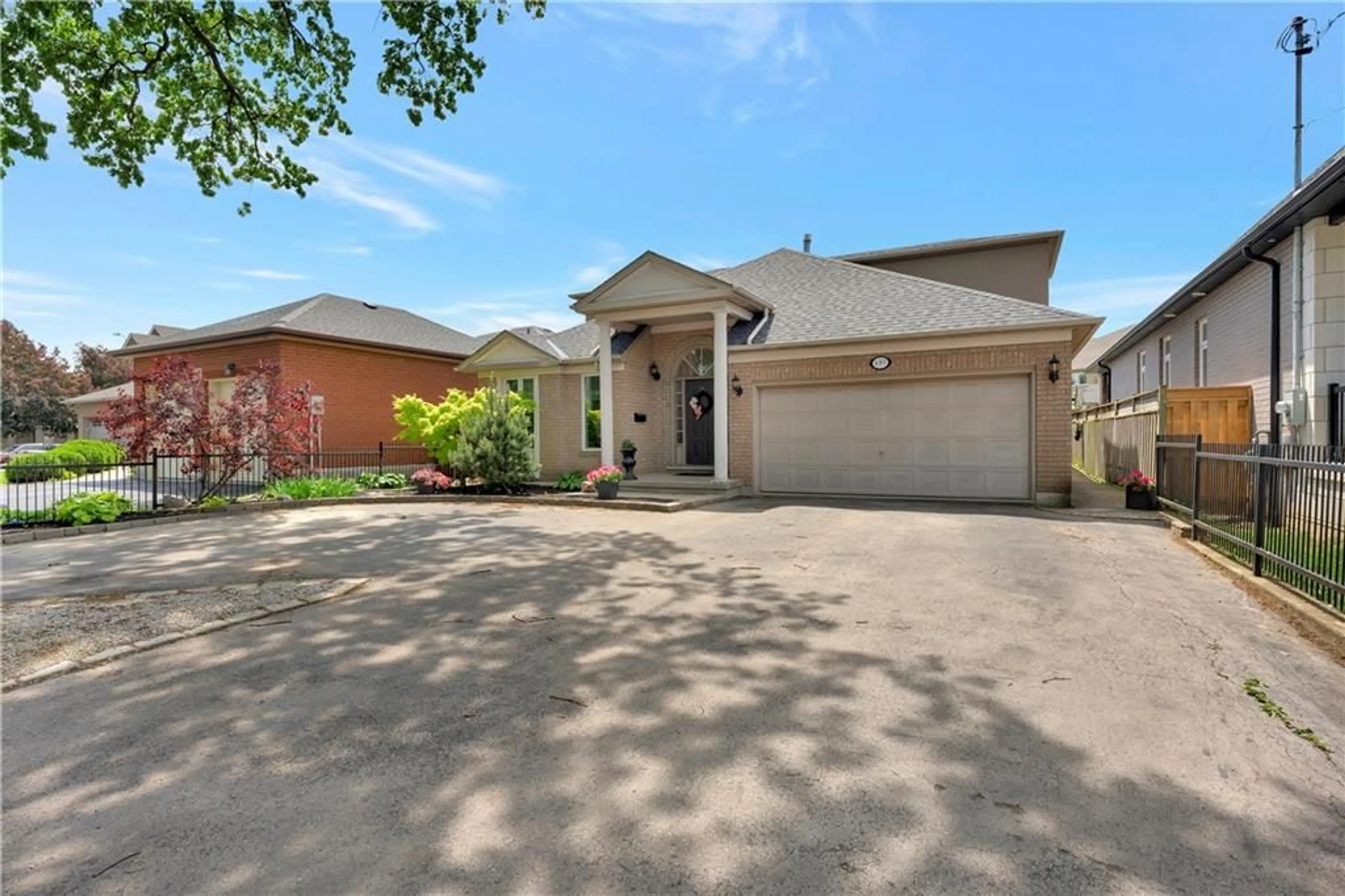 Frontside or backside of a home for 197 STONE CHURCH Rd, Hamilton Ontario L9B 1A2