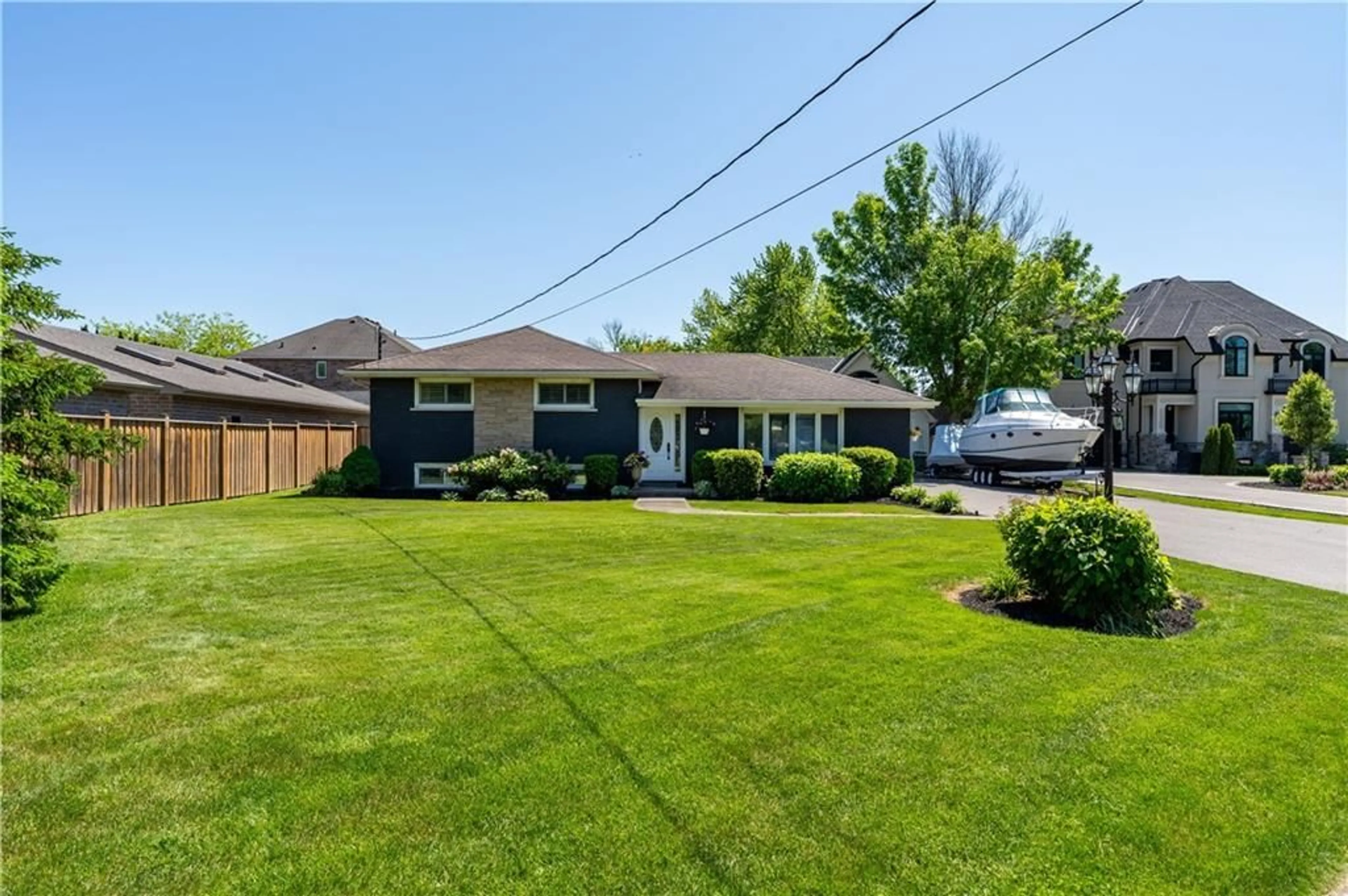 Frontside or backside of a home for 10 WENDAKEE Dr, Hamilton Ontario L8E 5T3