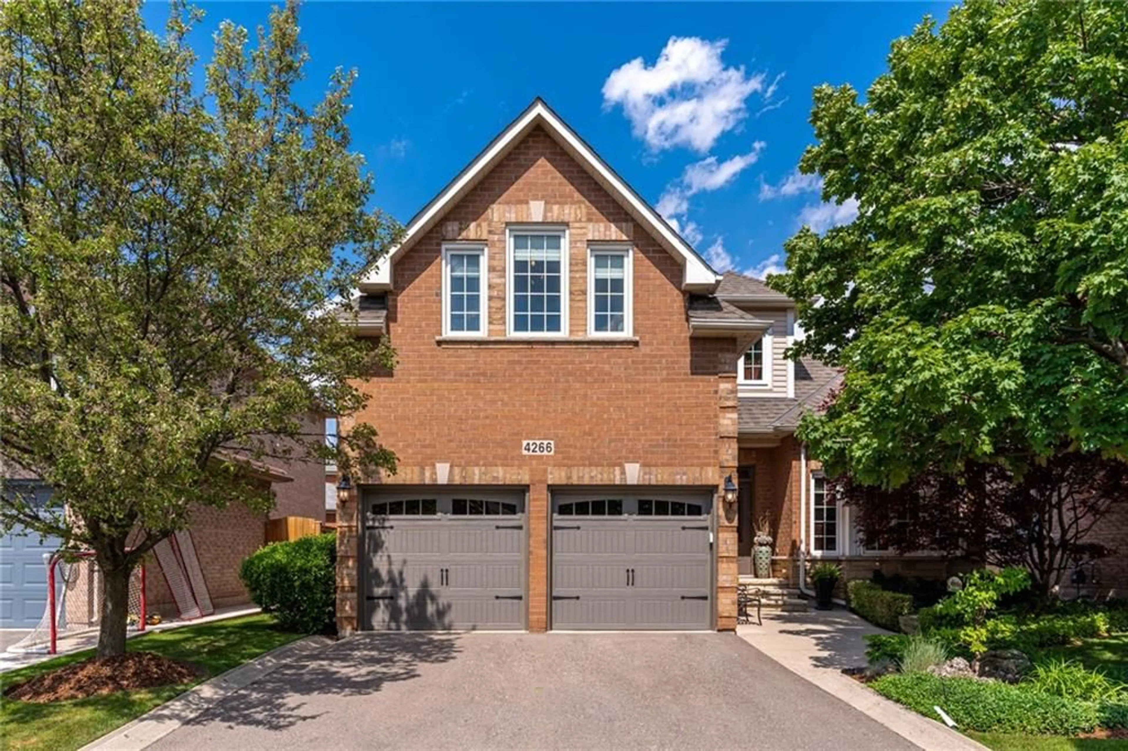 Home with brick exterior material for 4266 Millcroft Park Dr, Burlington Ontario L7M 4J6