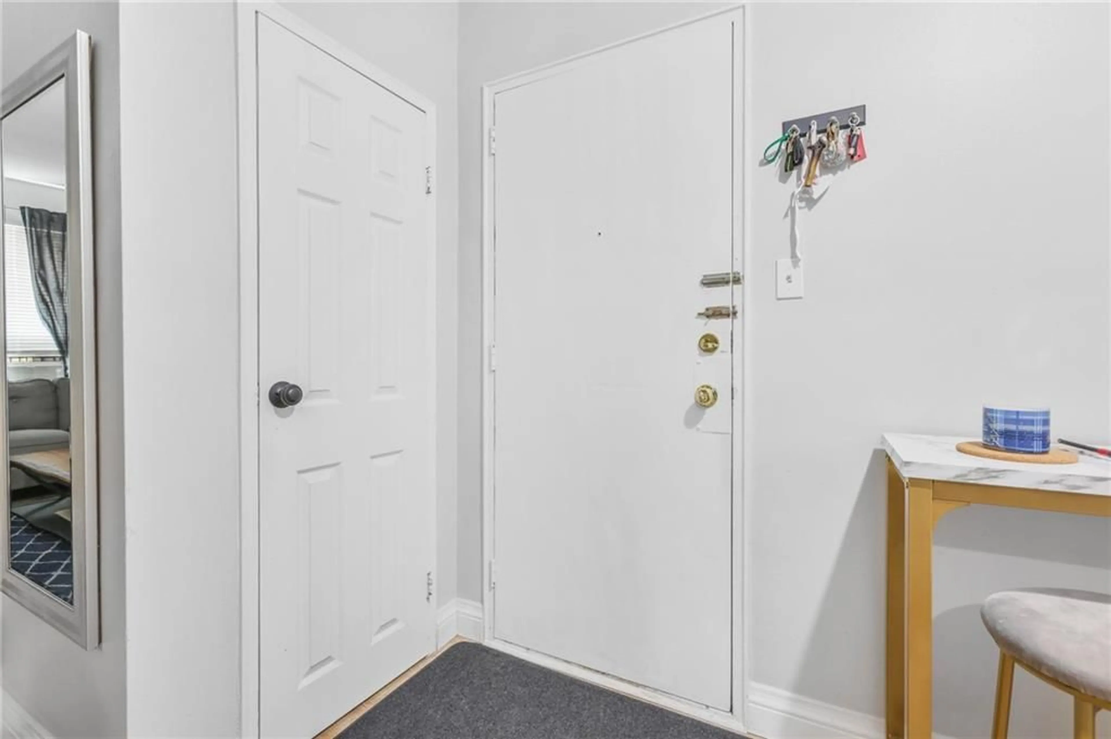 Indoor entryway for 57 Mericourt Rd #302, Hamilton Ontario L8S 2N5