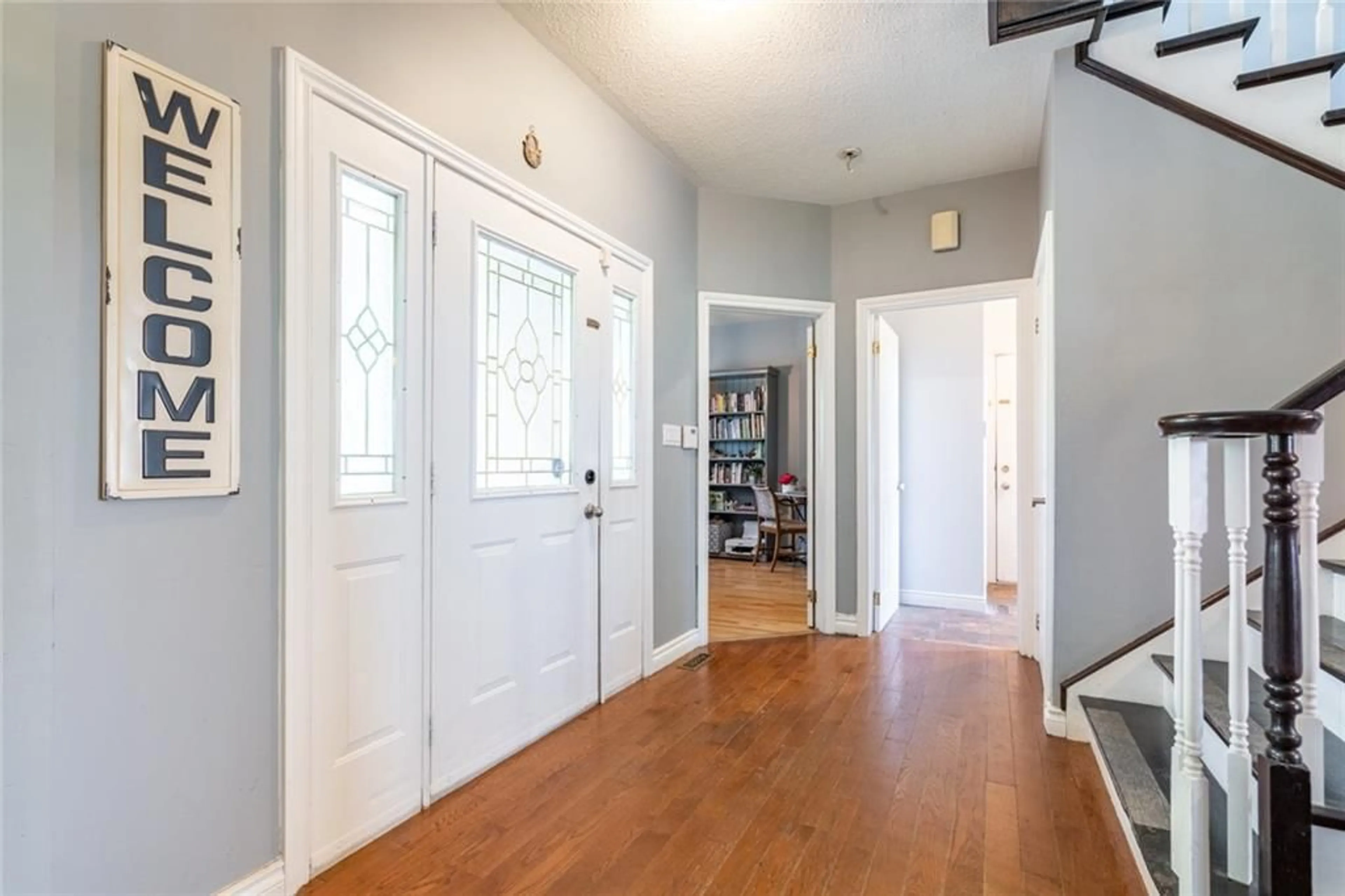 Indoor entryway for 692 Concession 5 Rd, Flamborough Ontario L8B 1L6