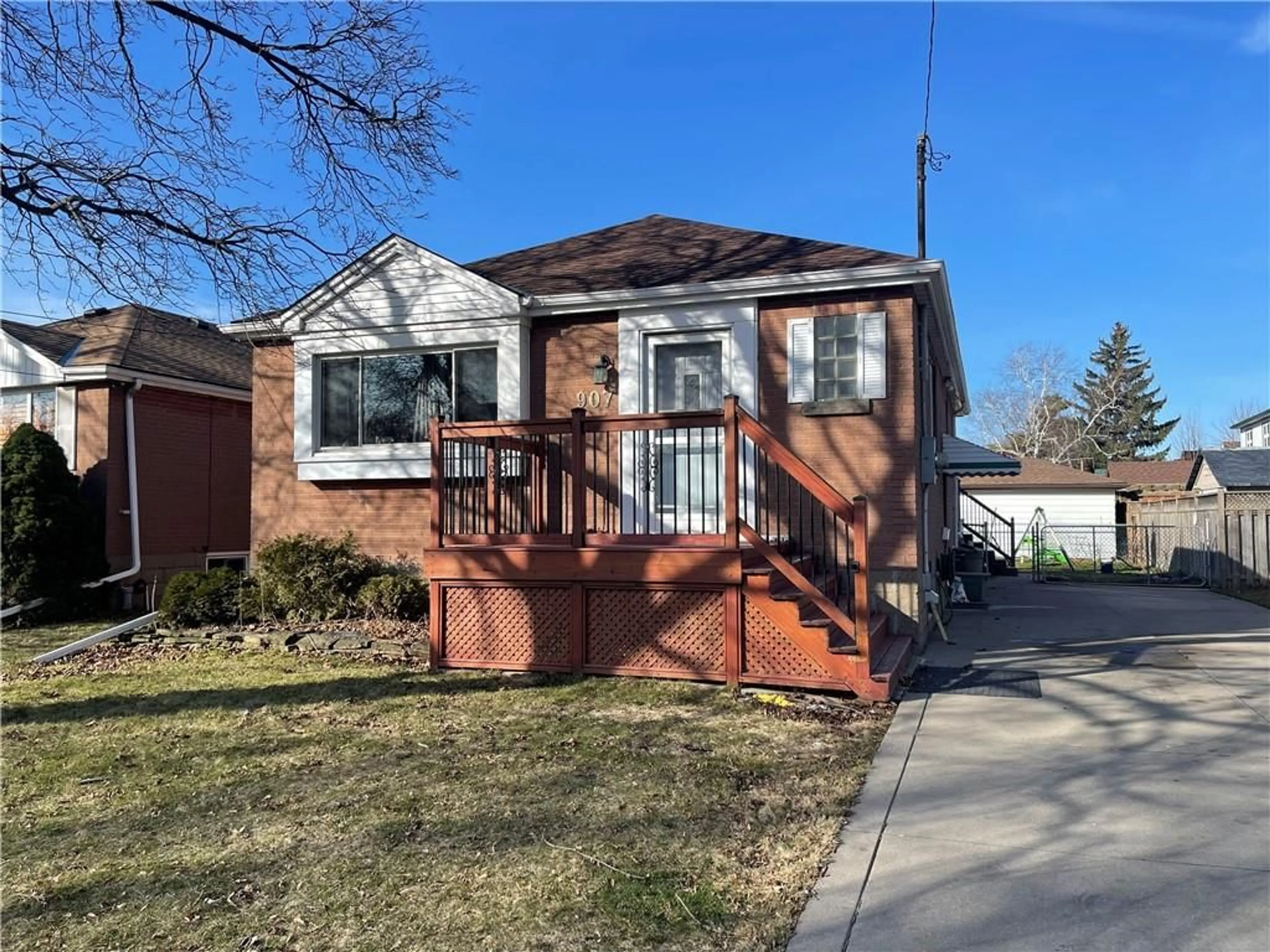 Frontside or backside of a home for 907 Fennel Ave, Hamilton Ontario L8V 1W7