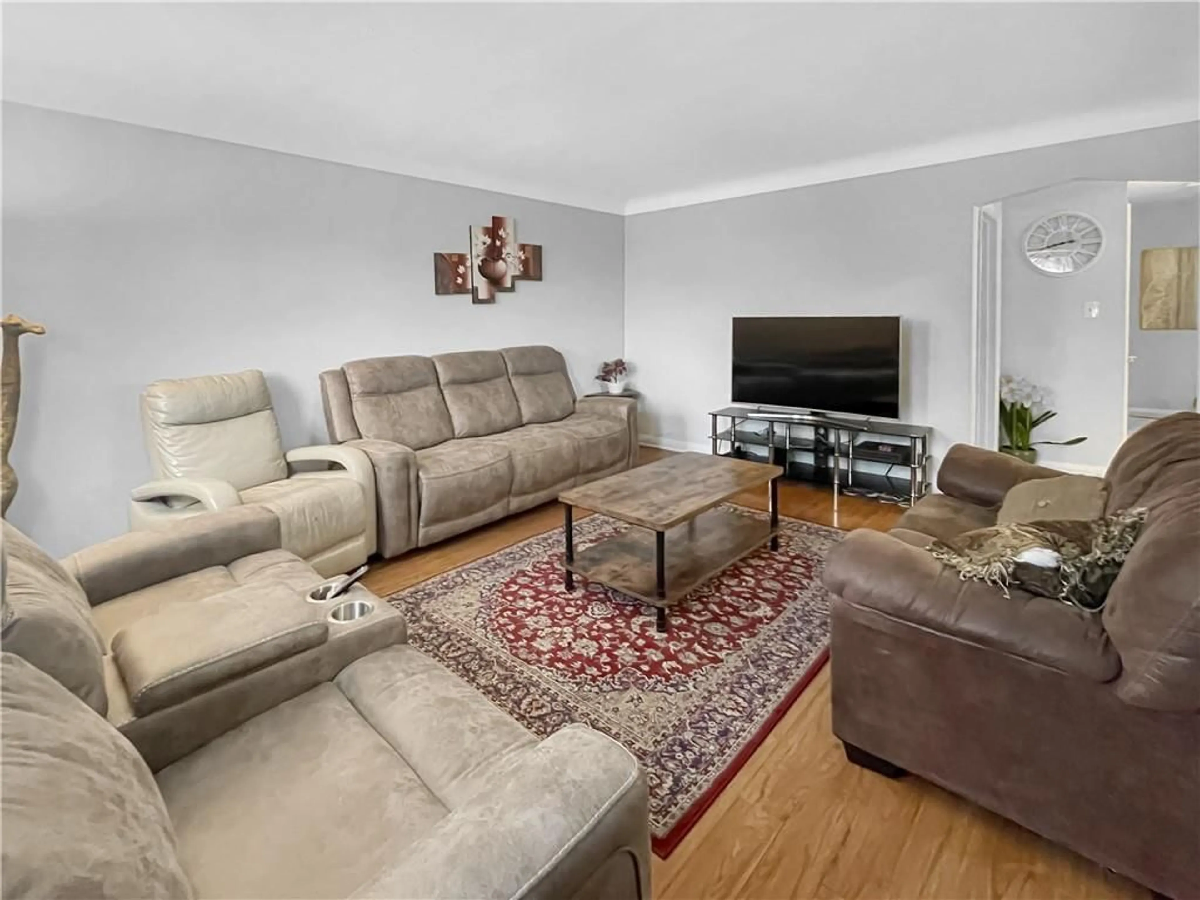 Living room for 907 Fennel Ave, Hamilton Ontario L8V 1W7
