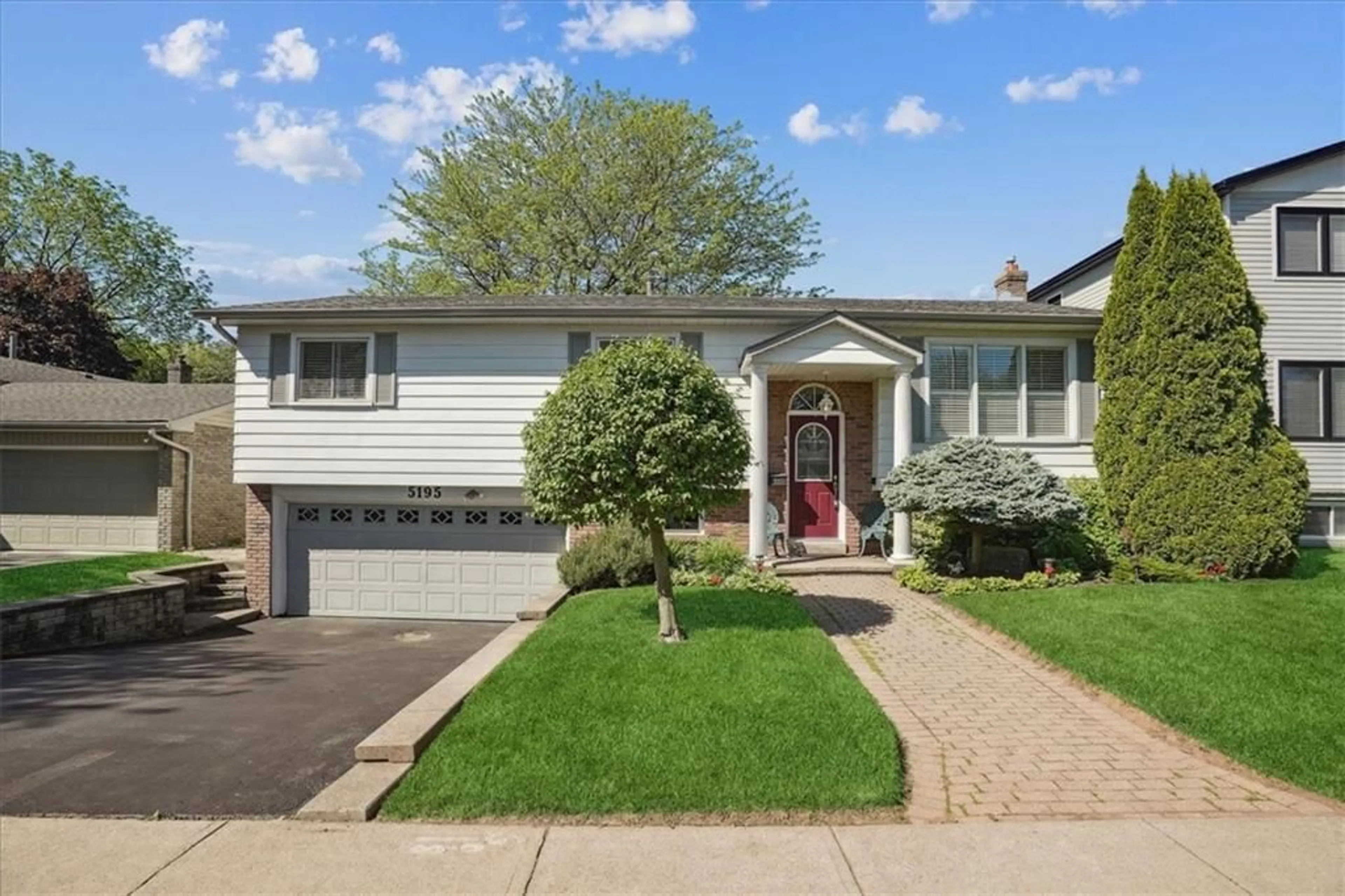 Frontside or backside of a home for 5195 BROUGHTON Cres, Burlington Ontario L7L 3C1