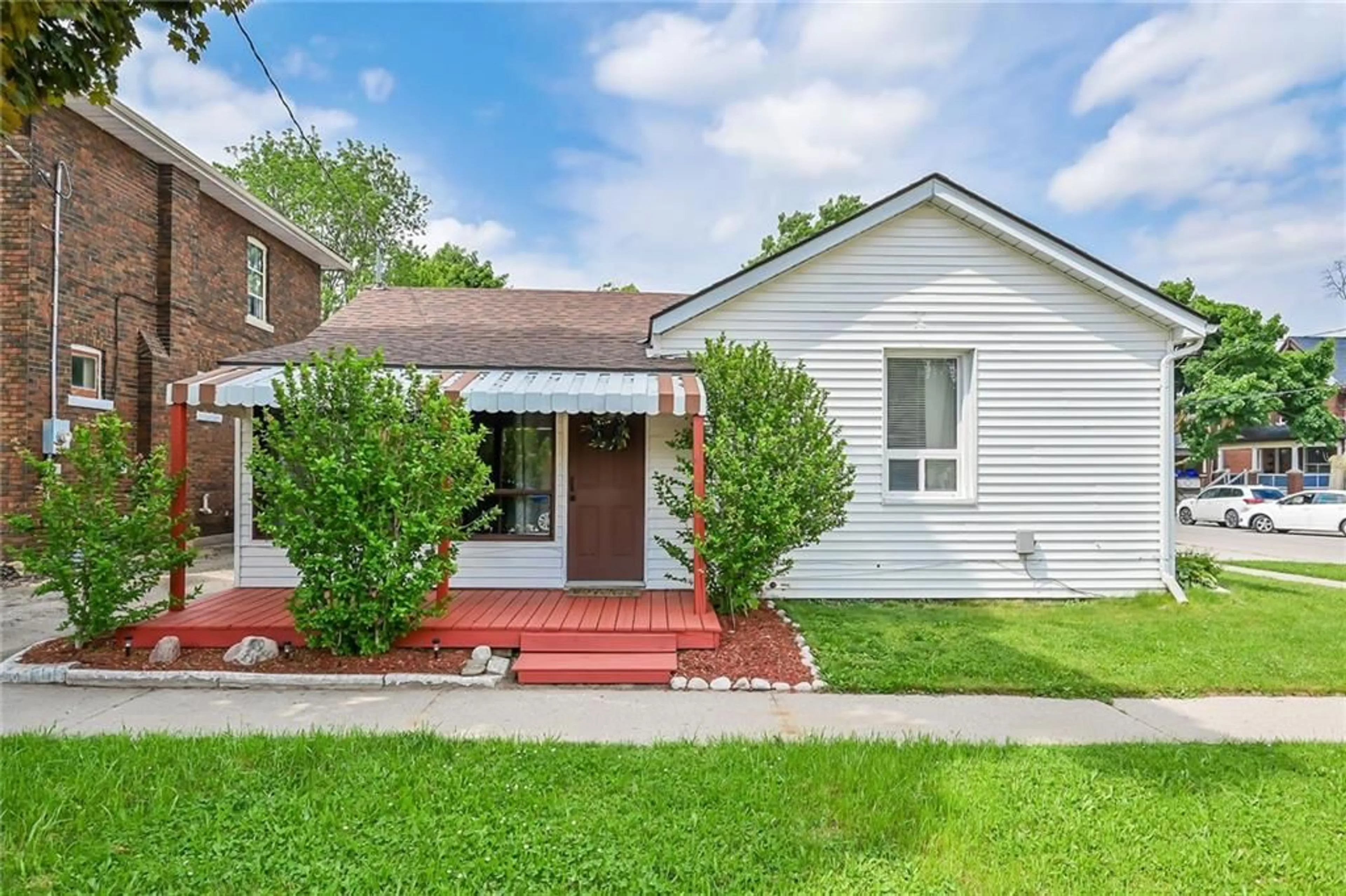 Frontside or backside of a home for 218 PARK Ave, Brantford Ontario N3S 5K2