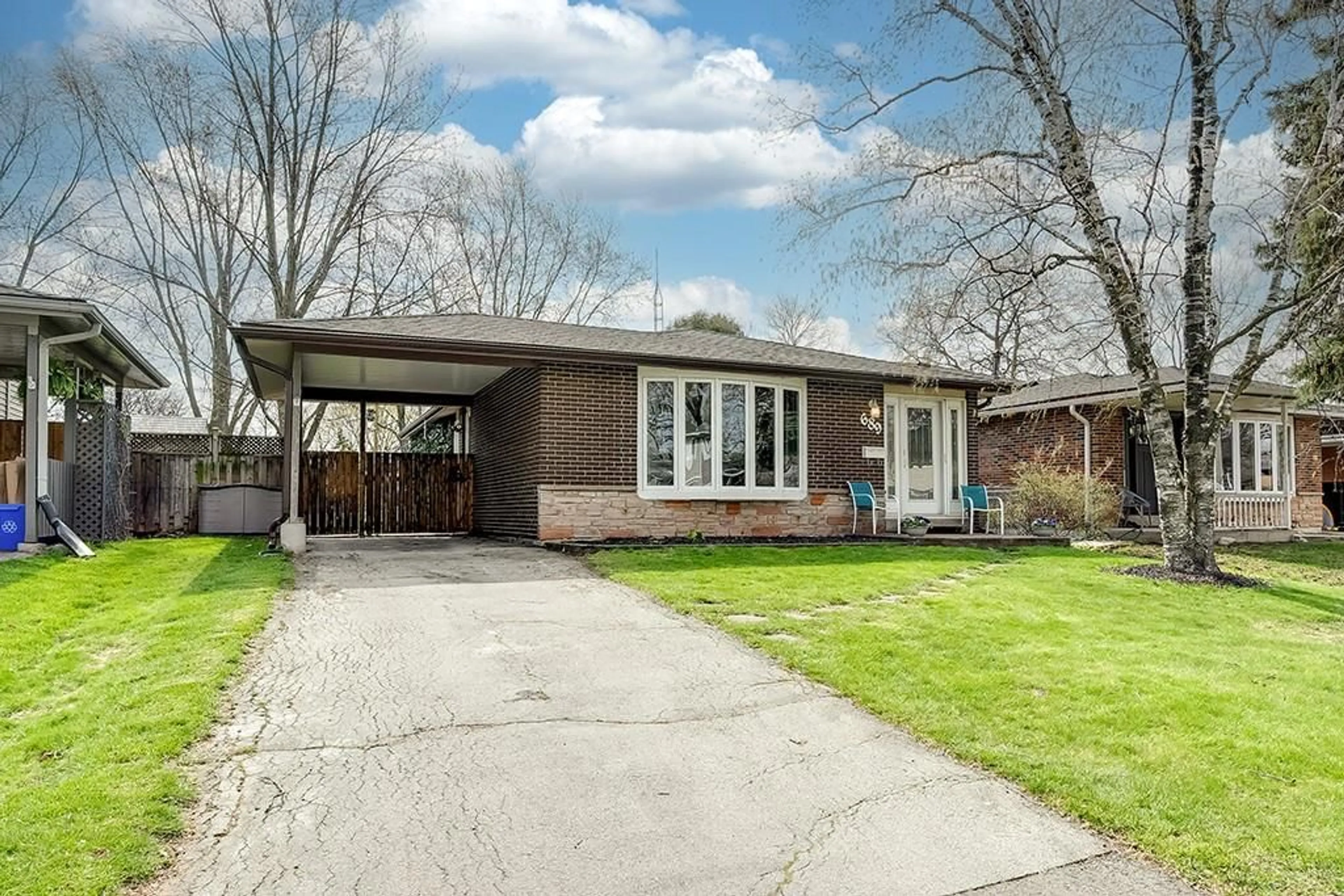 Frontside or backside of a home for 689 ARDLEIGH Cres, Burlington Ontario L7L 4K9