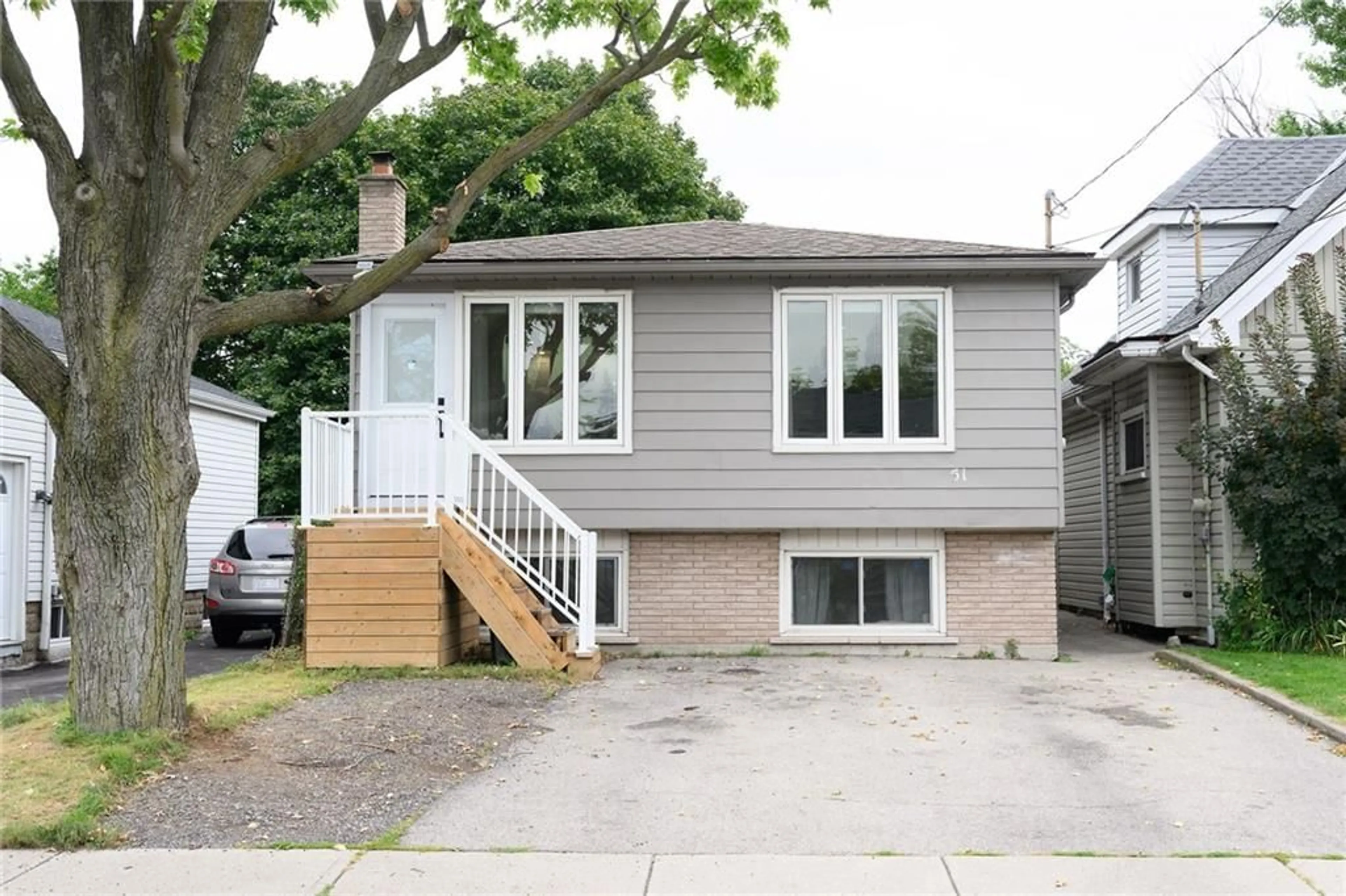 Frontside or backside of a home for 51 East 39th St, Hamilton Ontario L8V 4G9