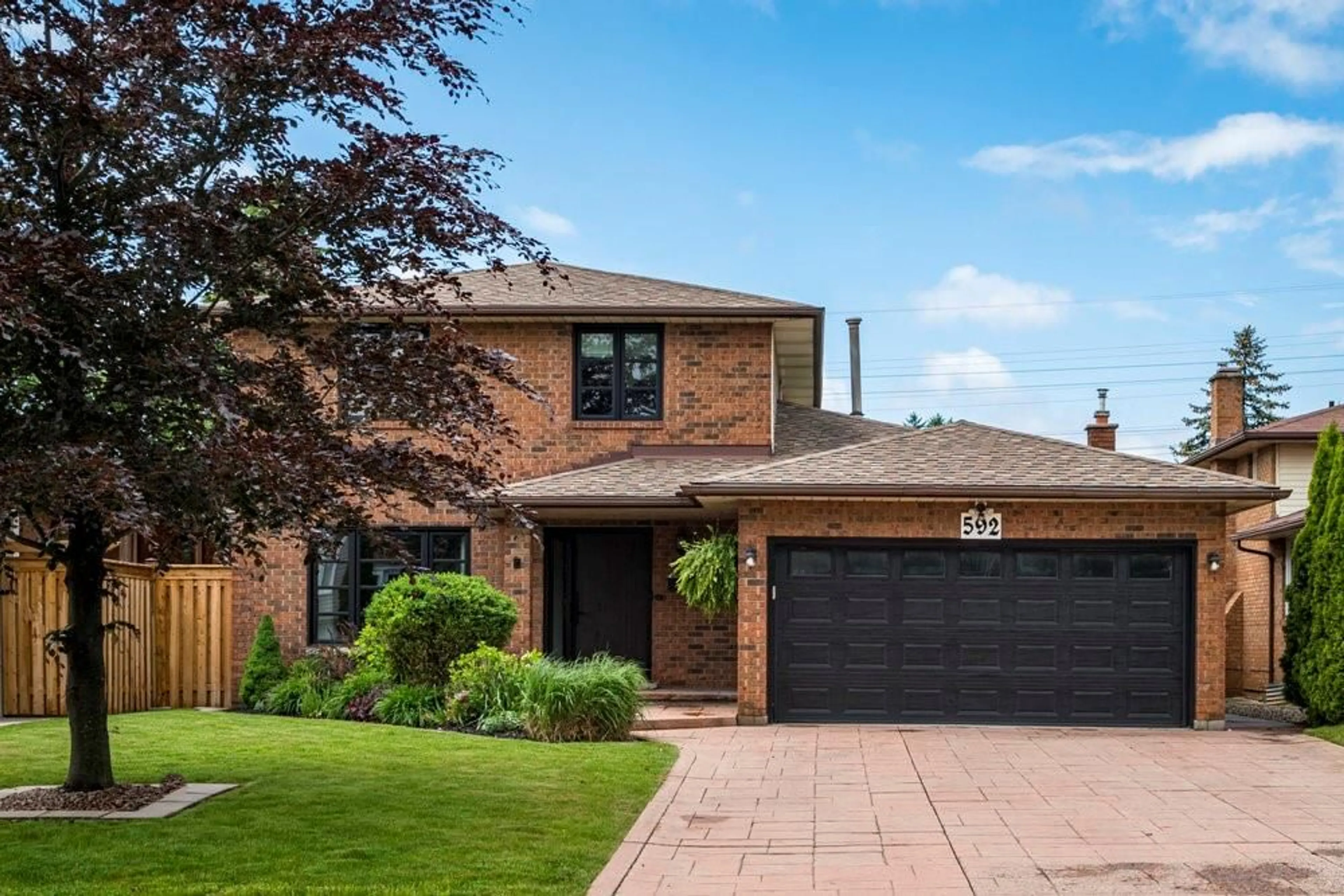 Home with brick exterior material for 592 Upper Horning Rd, Hamilton Ontario L9C 7P8