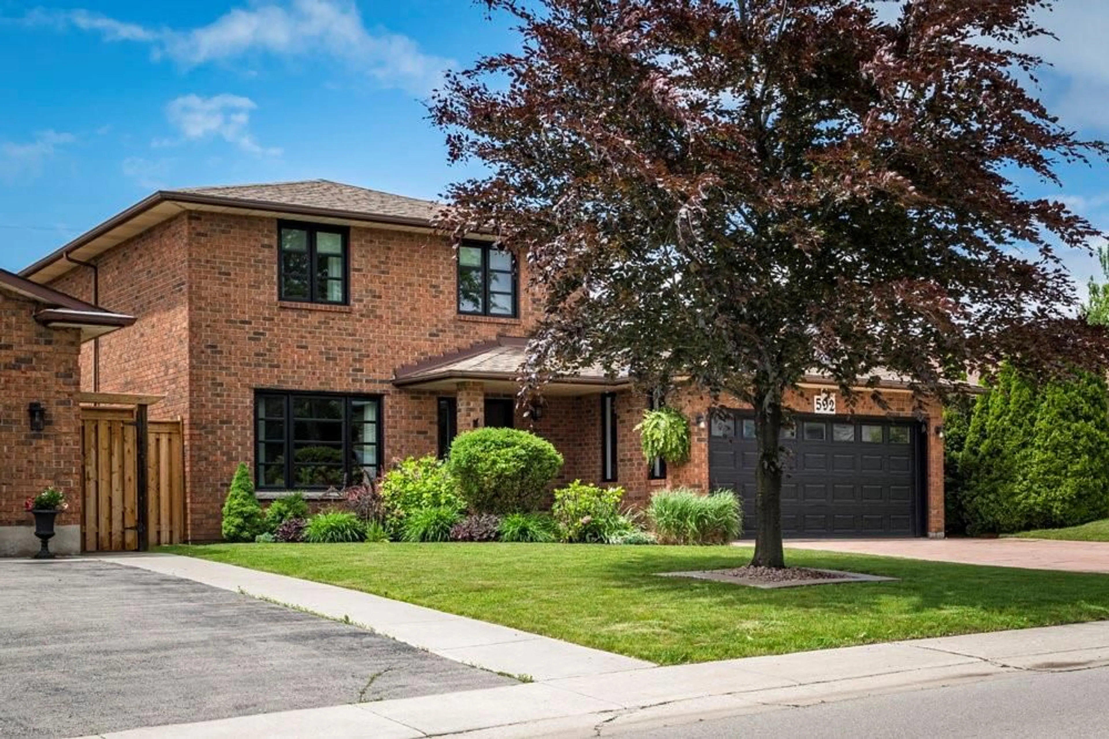 Home with brick exterior material for 592 Upper Horning Rd, Hamilton Ontario L9C 7P8