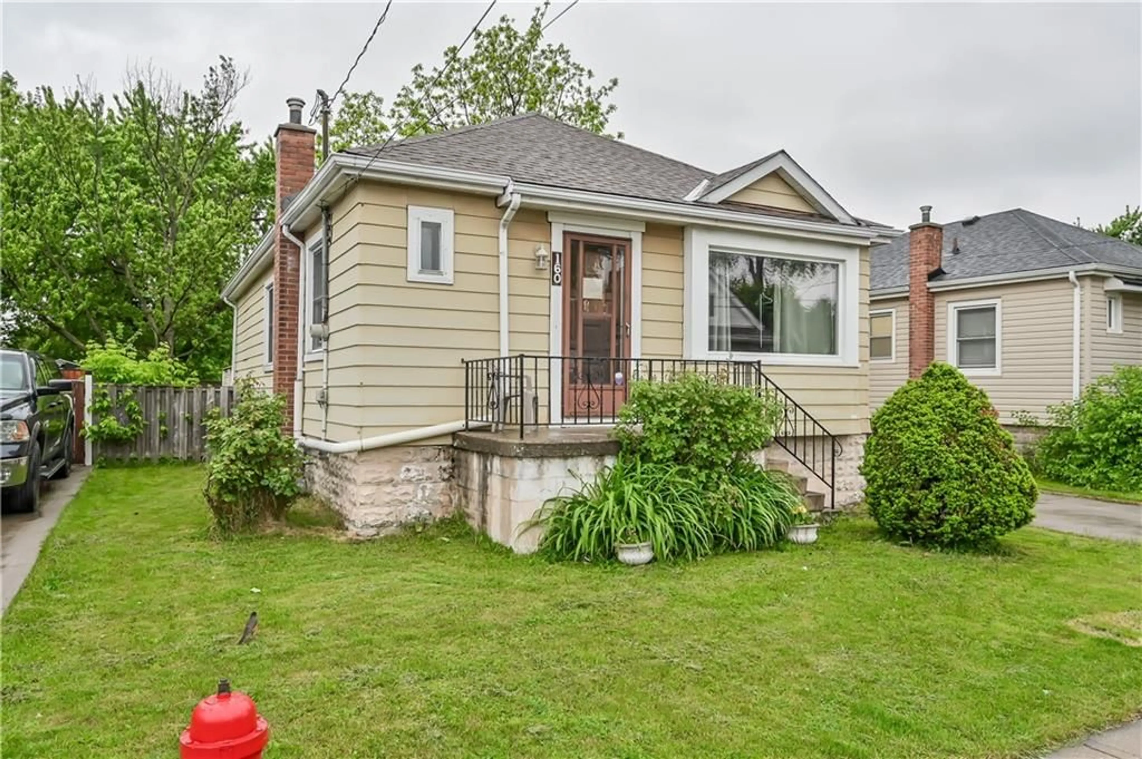 Frontside or backside of a home for 160 East 16th St, Hamilton Ontario L9A 4J6