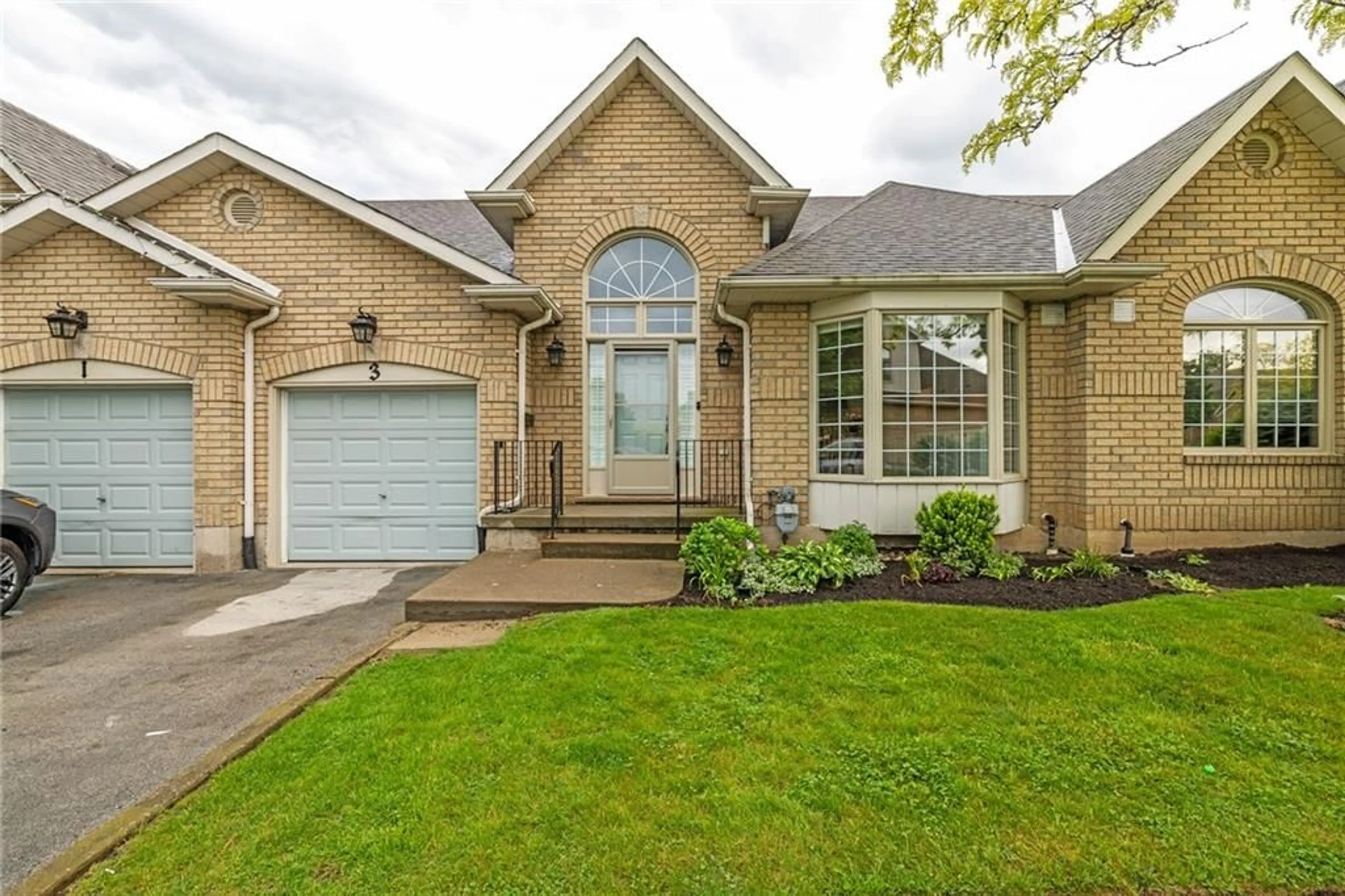 Frontside or backside of a home for 20 RED HAVEN Dr #3, Grimsby Ontario L3M 5K1