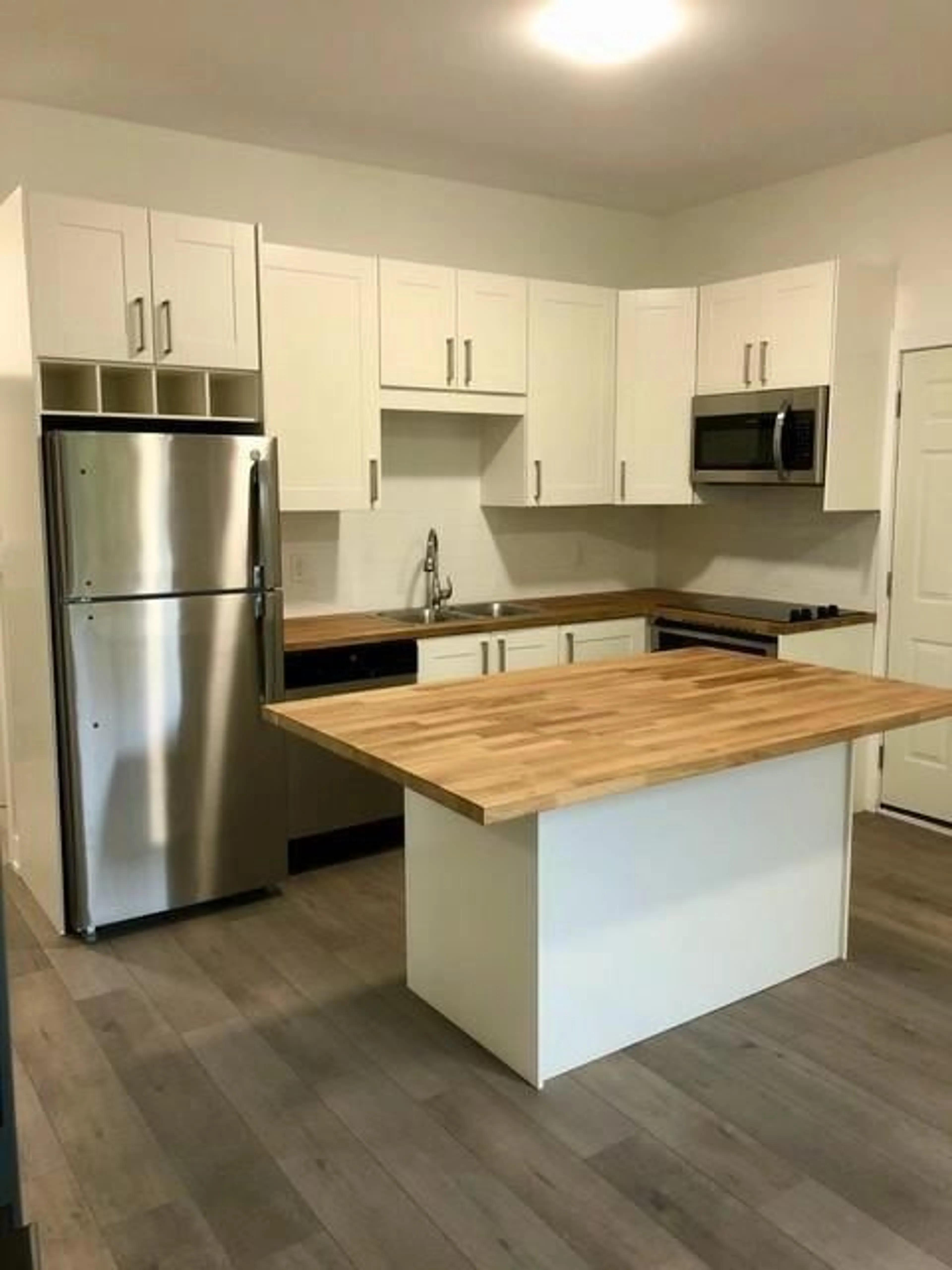 Standard kitchen for 51 WEST Ave, Hamilton Ontario L8N 2S2