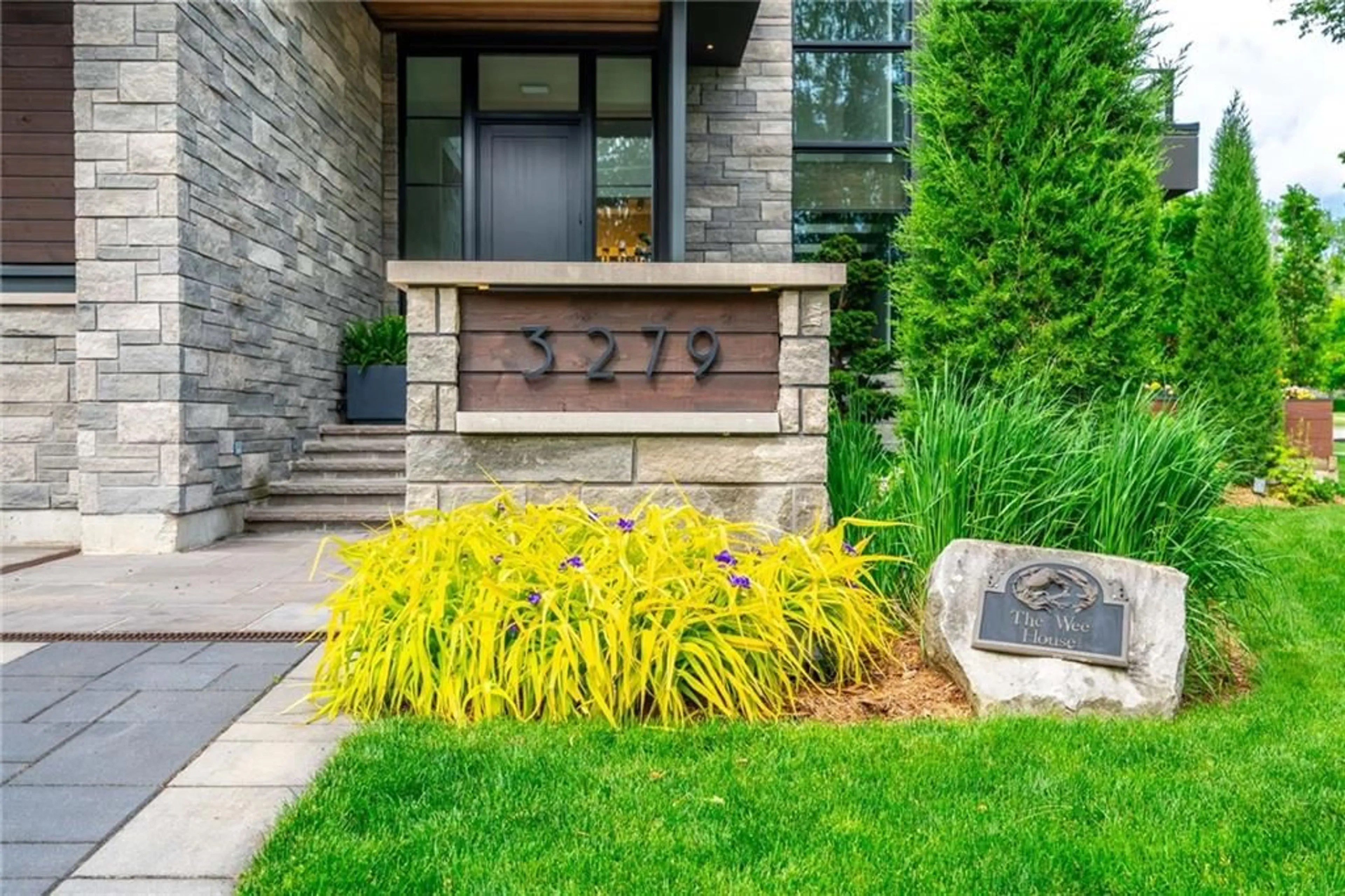 Indoor entryway for 3279 Lakeland Cres, Burlington Ontario L7N 1B9